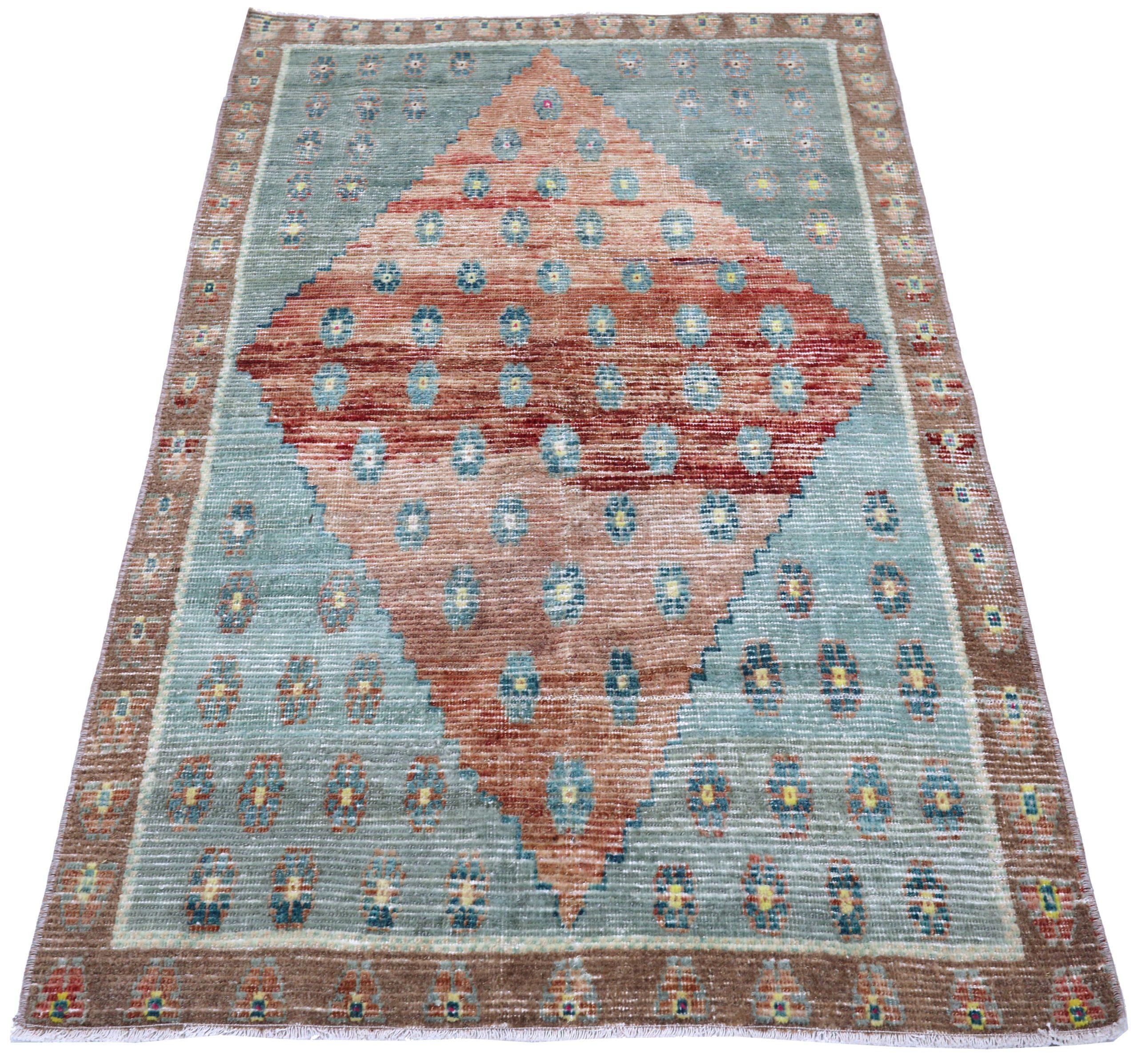 Scopri l'eleganza del tappeto Turkey Anatoly Small Rug di CIRCA 1940. Progettato con lana e BlueRed, questo design esclusivo è perfetto per valorizzare il tuo spazio.