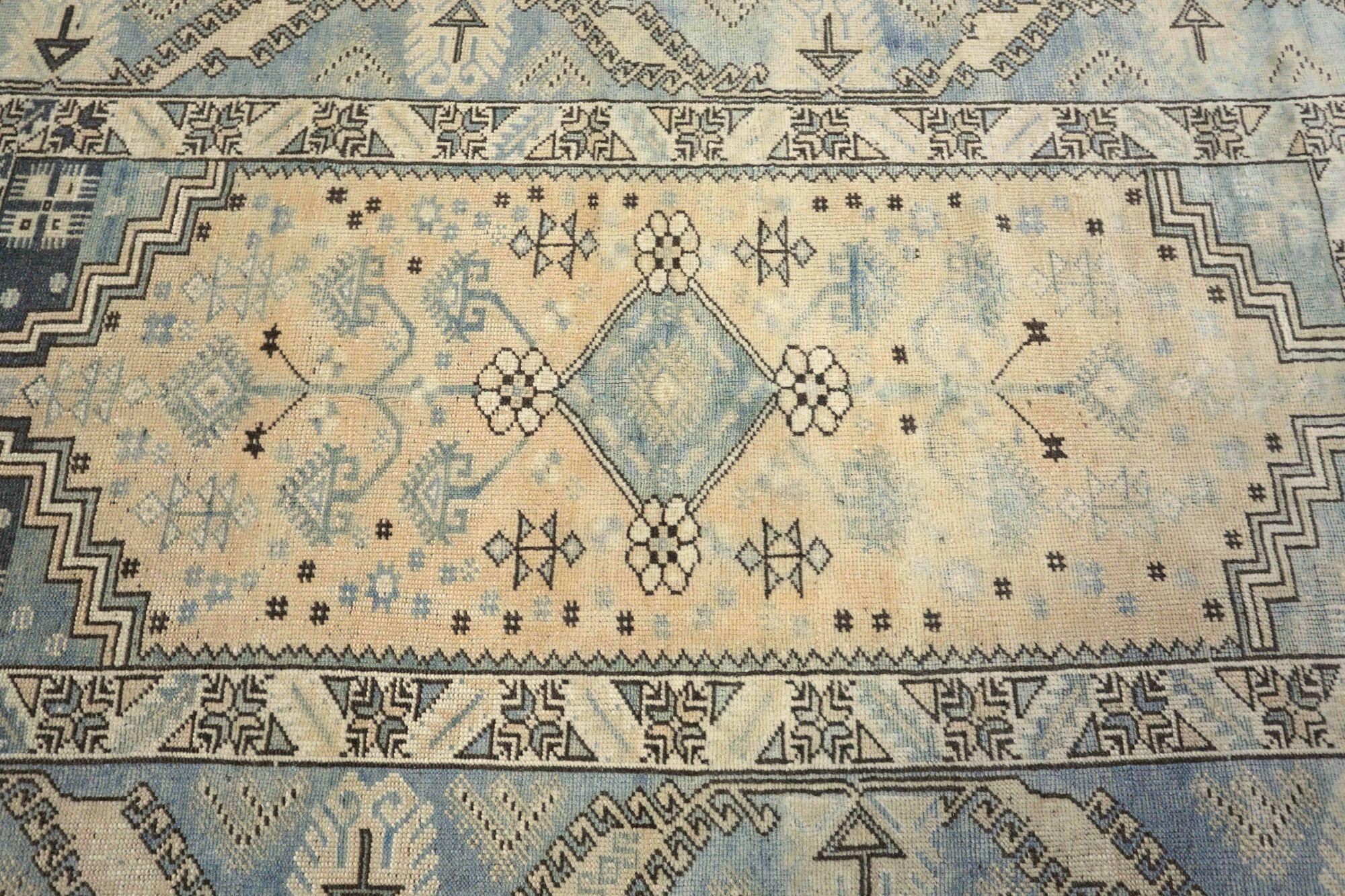 Découvrez l'élégance du petit tapis de Turquie Anatoly de Circa 1940. Conçu avec de la laine et du Design/One, ce design exclusif est parfait pour mettre en valeur votre espace.