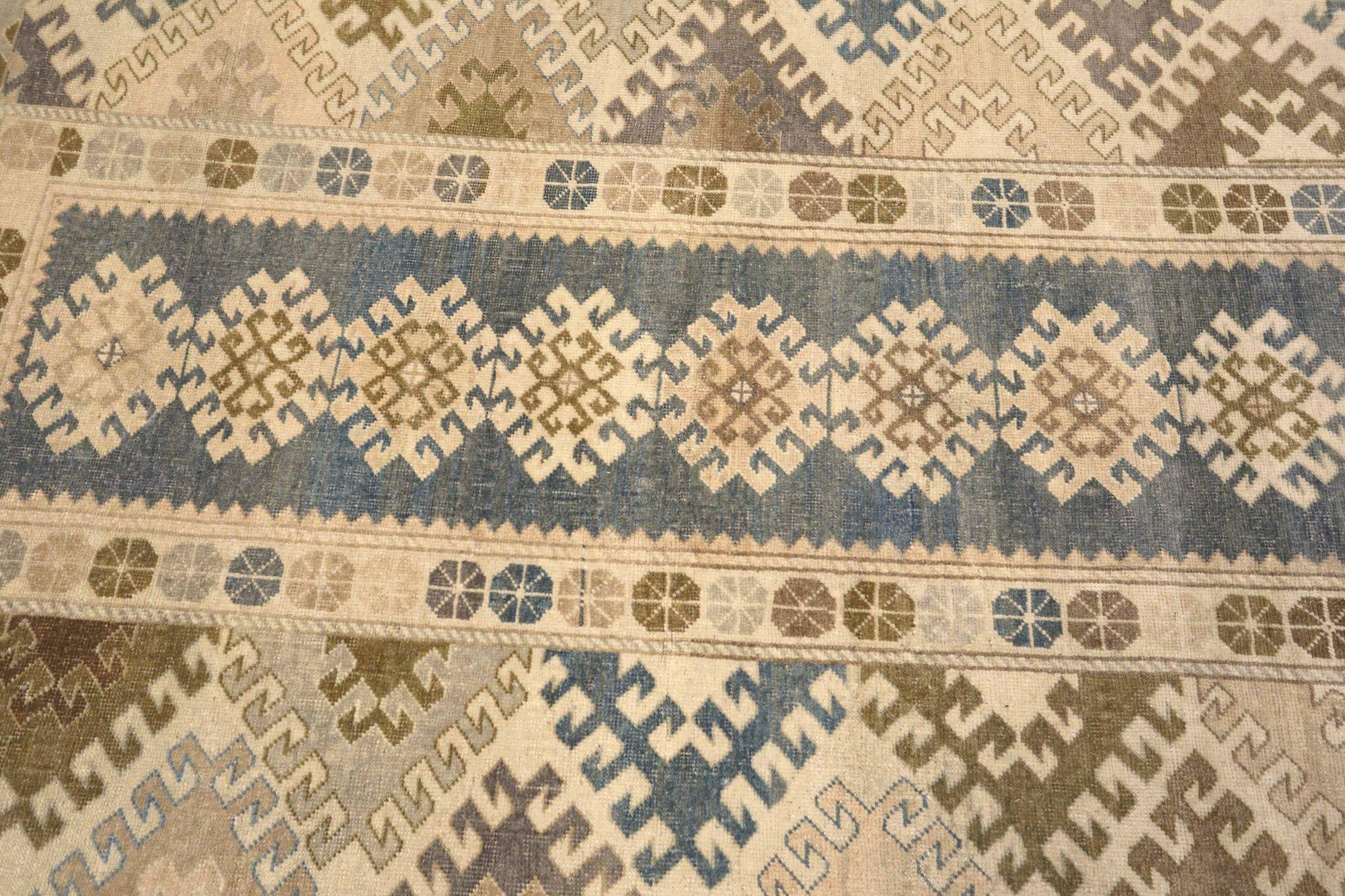 Entdecken Sie die Eleganz von Turkey Anatoly mit dem kleinen Teppich CIRCA 1940. Dieses exklusive Design aus Wolle und BraunGrauElfenbein ist perfekt, um Ihren Raum zu verschönern.