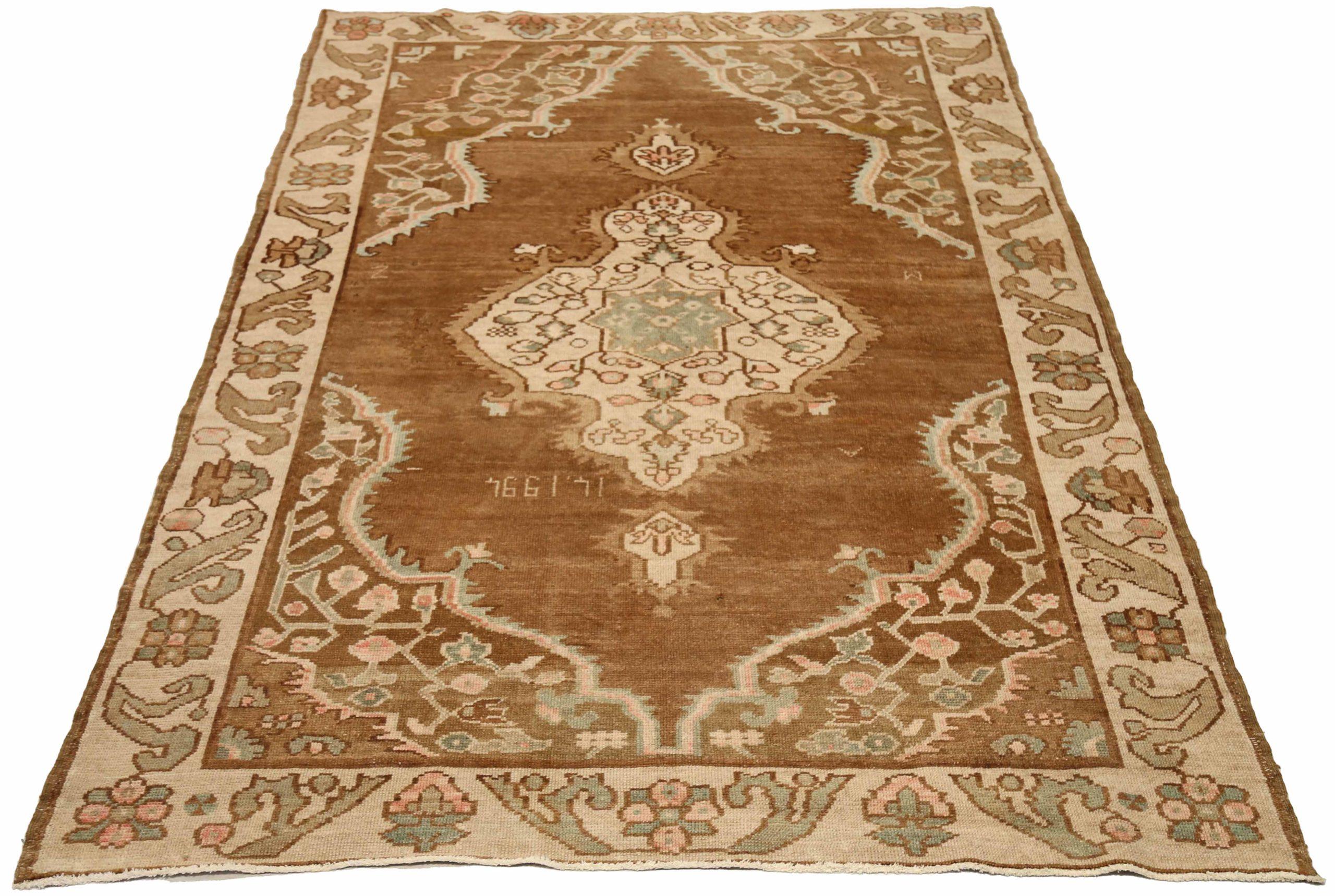 Scopri l'eleganza del tappeto Turkey Anatoly Small Rug di CIRCA 1940. Progettato con lana e marrone-verde-avorio-rosa, questo design esclusivo è perfetto per valorizzare il tuo spazio.