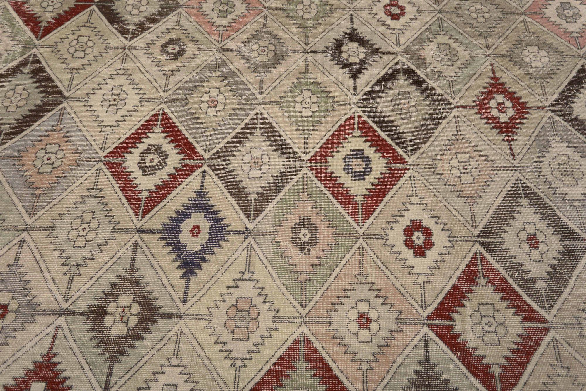Entdecken Sie die Eleganz von Turkey Anatoly mit dem kleinen Teppich CIRCA 1940. Dieses exklusive Design in den Farben Wolle und BraunGrünElfenbeinRosa eignet sich perfekt, um Ihren Raum zu verschönern.
