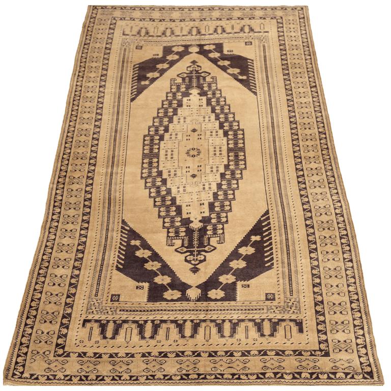 Entdecken Sie die Eleganz von Turkey Anatoly mit dem kleinen Teppich CIRCA 1940. Dieses exklusive Design aus Wolle und Braun-Elfenbein ist perfekt, um Ihren Raum zu verschönern.