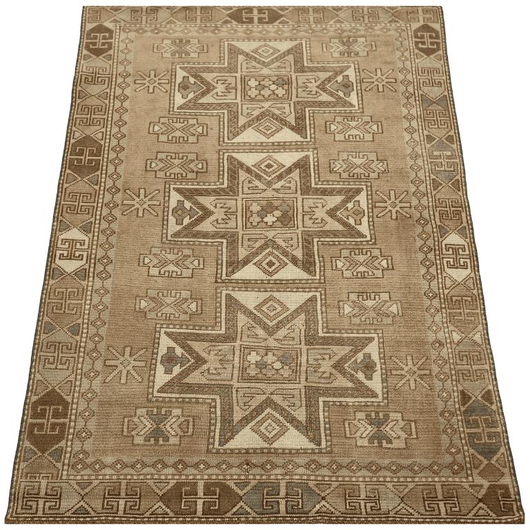 Entdecken Sie die Eleganz von Turkey Anatoly mit dem kleinen Teppich CIRCA 1940. Dieses exklusive Design aus Wolle und Braun-Elfenbein ist perfekt, um Ihren Raum zu verschönern.
