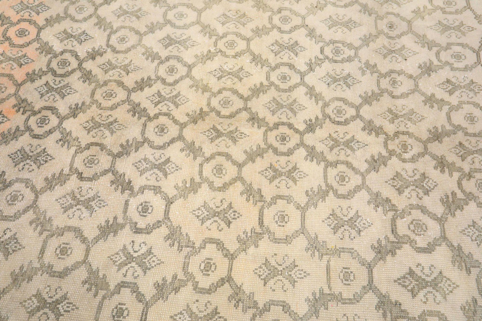 Entdecken Sie die Eleganz von Turkey Anatoly mit dem kleinen Teppich CIRCA 1940. Dieses exklusive Design aus Wolle und Braun-Elfenbein ist perfekt, um Ihren Raum zu verschönern.