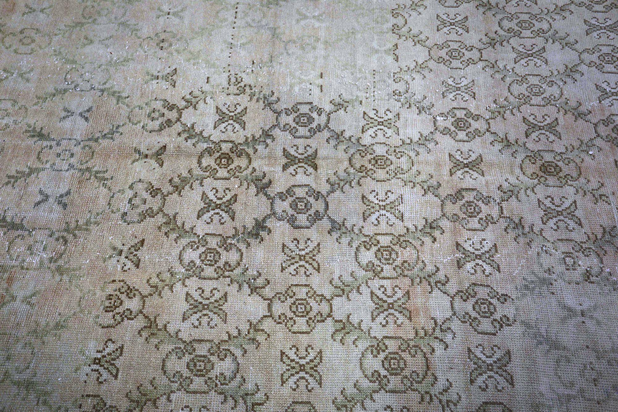 Entdecken Sie die Eleganz von Turkey Anatoly mit dem kleinen Teppich CIRCA 1910. Dieses exklusive Design aus Wolle und Braun-Elfenbein ist perfekt, um Ihren Raum zu verschönern.