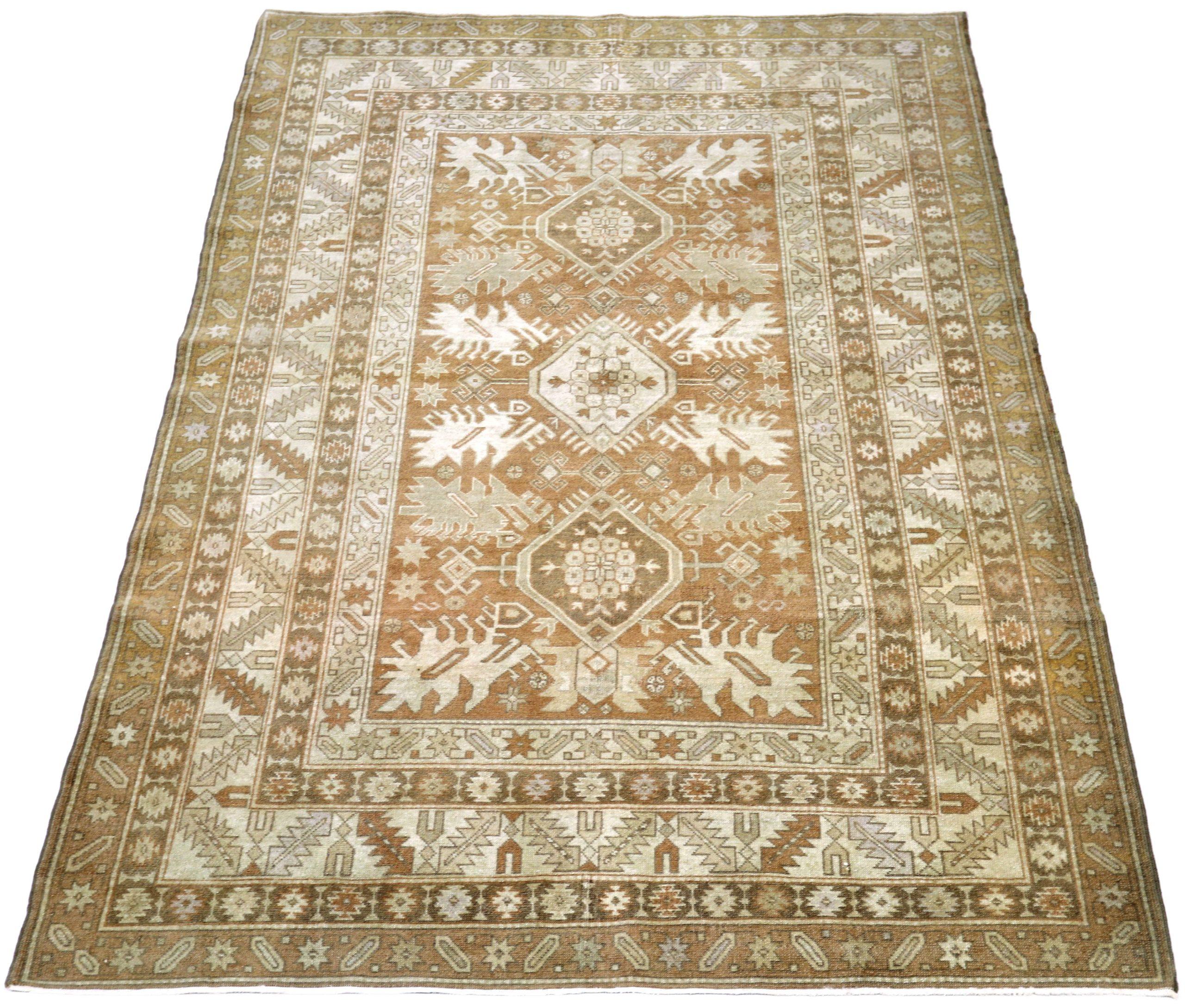 Scopri l'eleganza del tappeto Turkey Anatoly Small Rug di CIRCA 1940. Progettato in lana e marrone-avorio, questo design esclusivo è perfetto per valorizzare il tuo spazio.