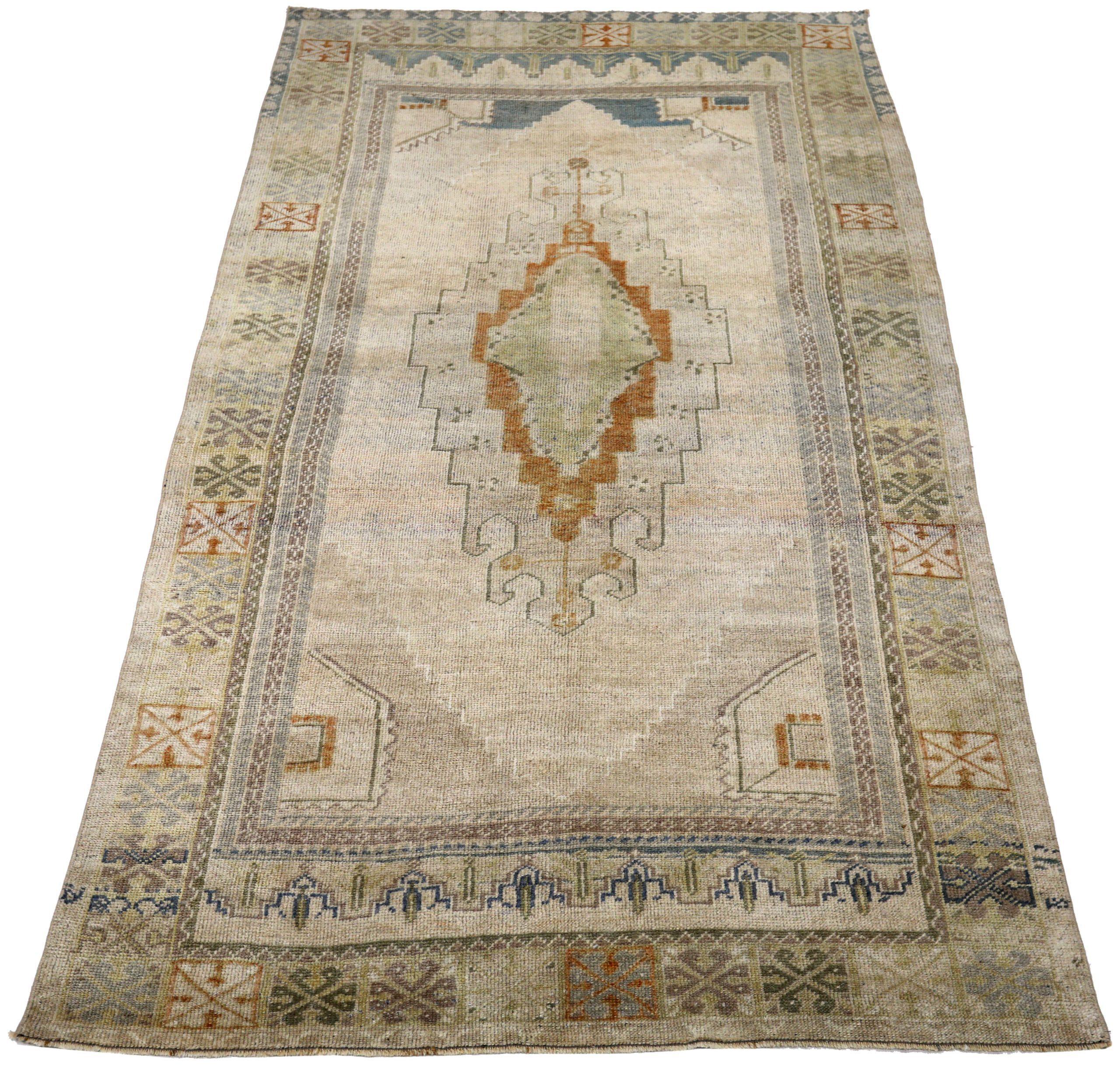 Entdecken Sie die Eleganz von Turkey Anatoly mit dem kleinen Teppich CIRCA 1940. Dieses exklusive Design aus Wolle und Braun-Elfenbein ist perfekt, um Ihren Raum zu verschönern.