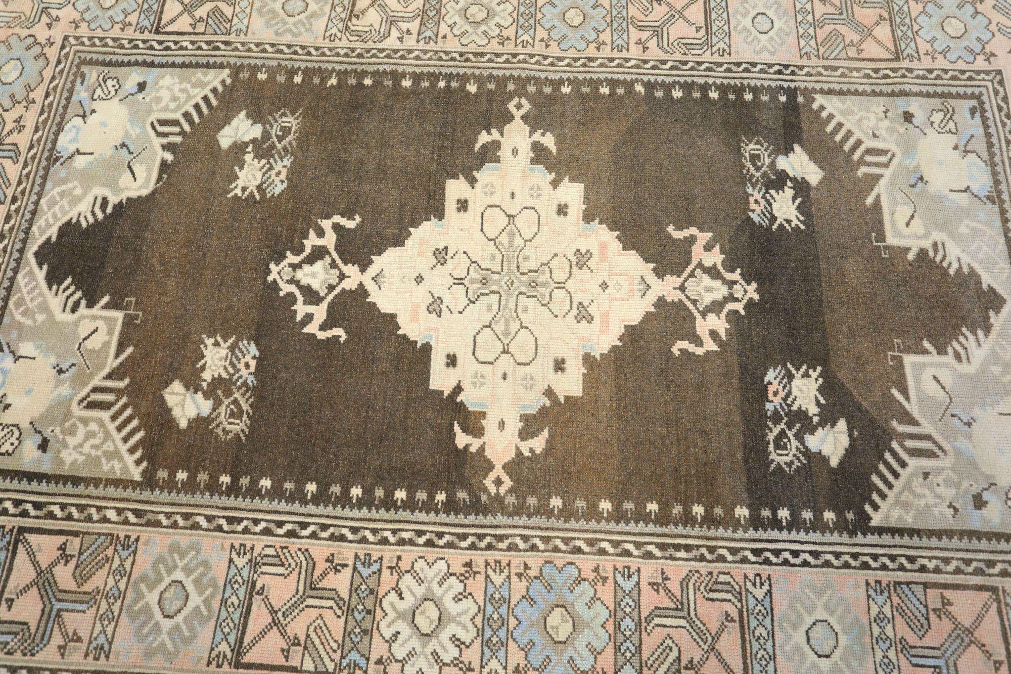 Entdecken Sie die Eleganz von Turkey Anatoly mit dem kleinen Teppich CIRCA 1940. Dieses exklusive Design aus Wolle und Braun-Elfenbein ist perfekt, um Ihren Raum zu verschönern.