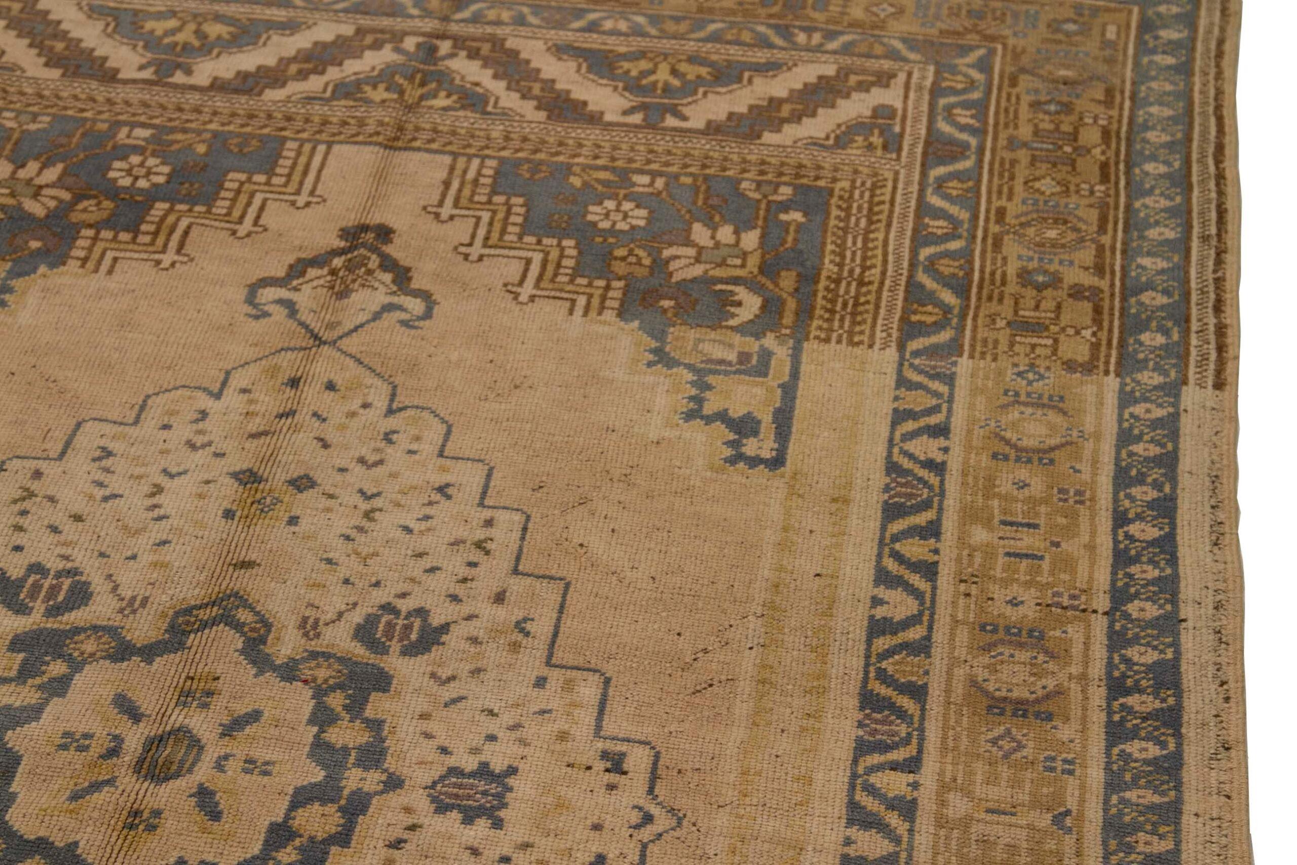 Entdecken Sie die Eleganz von Turkey Anatoly mit dem kleinen Teppich CIRCA 1940. Dieses exklusive Design in Wolle und Braun-Elfenbein-Marineblau ist perfekt, um Ihren Raum zu verschönern.