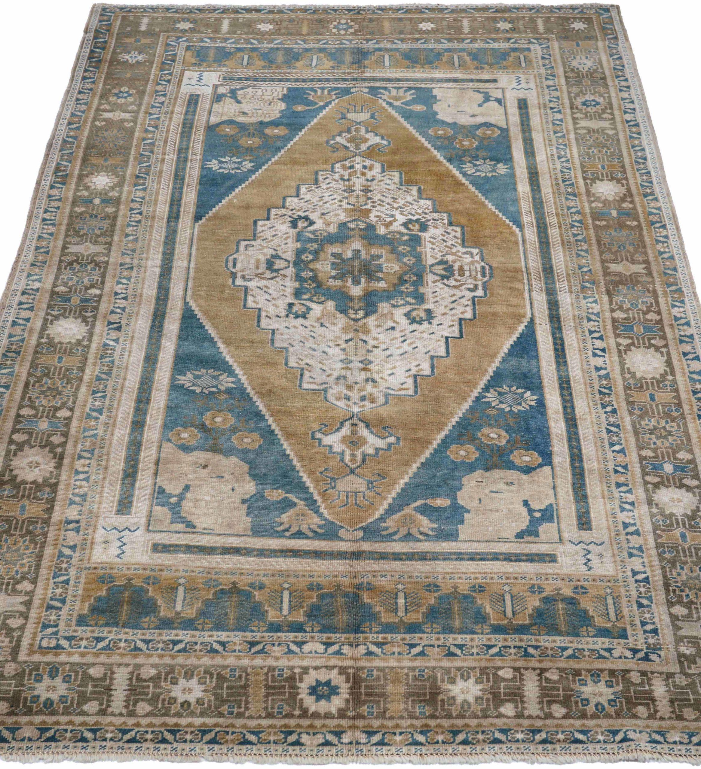 Entdecken Sie die Eleganz von Turkey Anatoly mit dem kleinen Teppich CIRCA 1940. Dieses exklusive Design in Wolle und Braun-Elfenbein-Marineblau ist perfekt, um Ihren Raum zu verschönern.