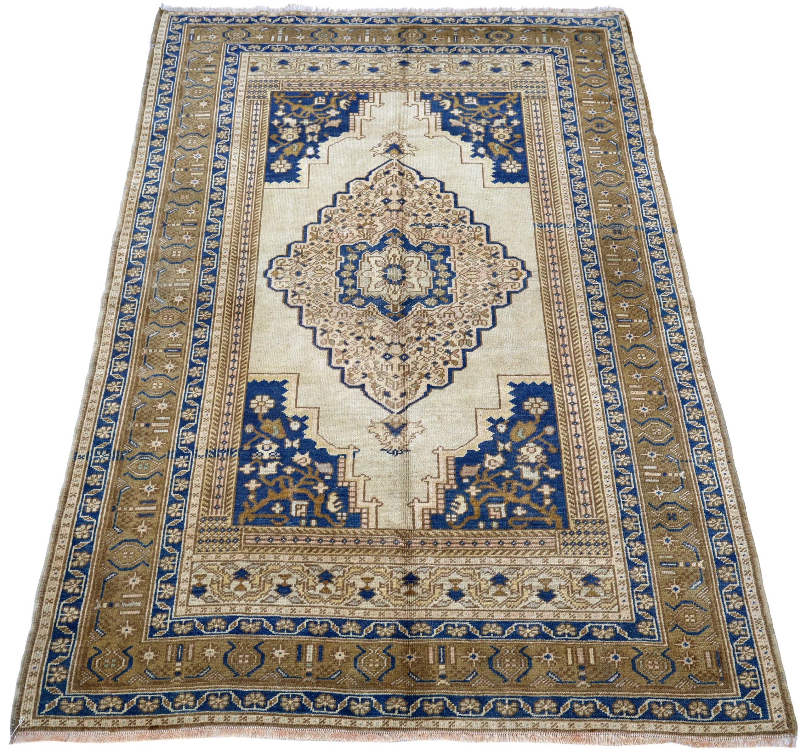 Entdecken Sie die Eleganz von Turkey Anatoly mit dem kleinen Teppich CIRCA 1940. Dieses exklusive Design in Wolle und Braun-Elfenbein-Marineblau ist perfekt, um Ihren Raum zu verschönern.