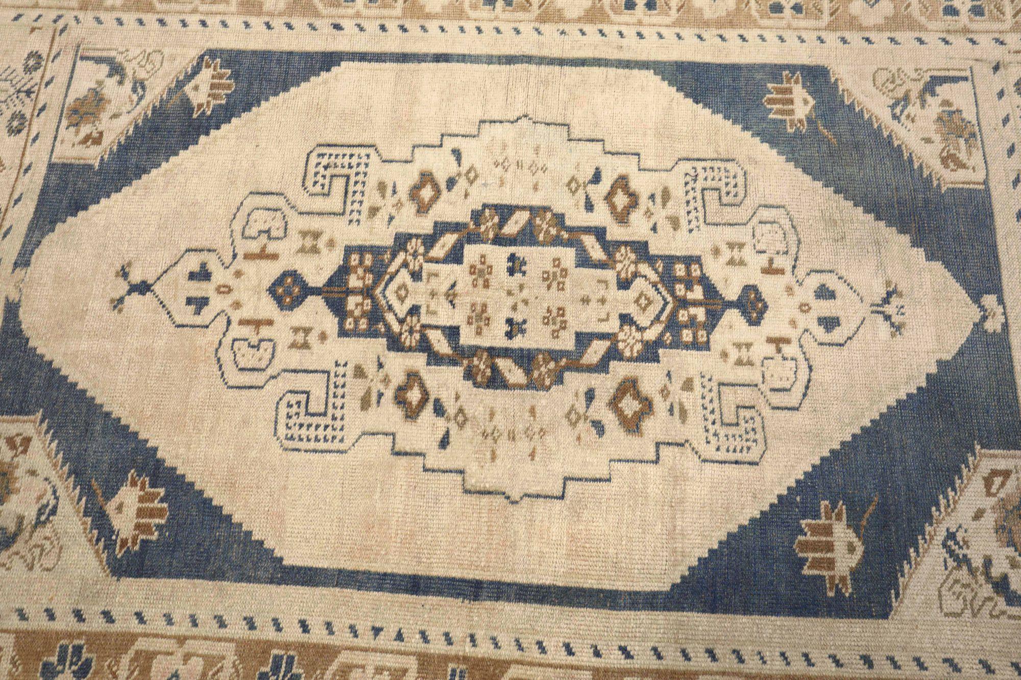 Entdecken Sie die Eleganz von Turkey Anatoly mit dem kleinen Teppich CIRCA 1940. Dieses exklusive Design in Wolle und Braun-Elfenbein-Marineblau ist perfekt, um Ihren Raum zu verschönern.