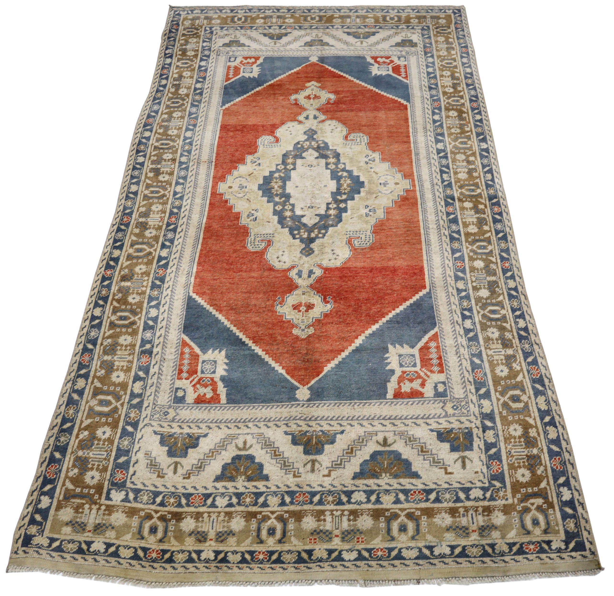 Descubre la elegancia de Turquía Anatoly con la Alfombra Pequeña de Circa 1940. Diseñado con Lana y MarrónMarfilAzul MarinoRojo, este diseño exclusivo es perfecto para realzar tu espacio.