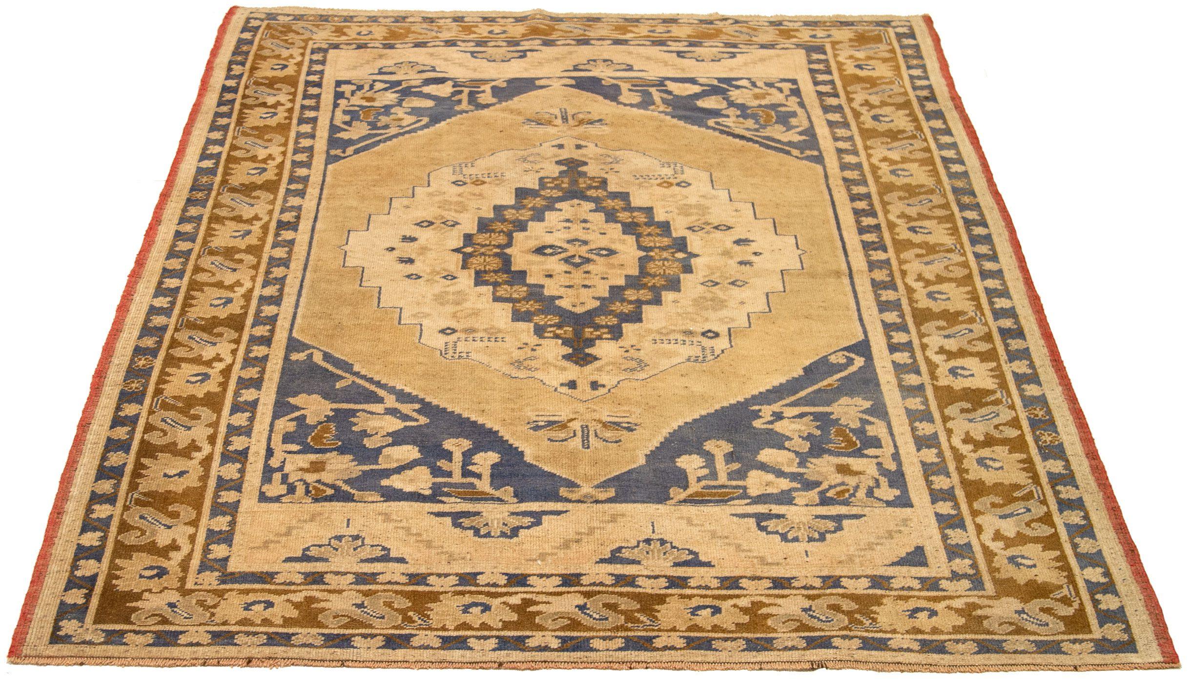 Entdecken Sie die Eleganz von Turkey Anatoly mit dem kleinen Teppich CIRCA 1940. Dieses exklusive Design aus Wolle in den Farben Braun, Elfenbein, Marineblau und Taupe ist perfekt, um Ihren Raum zu verschönern.