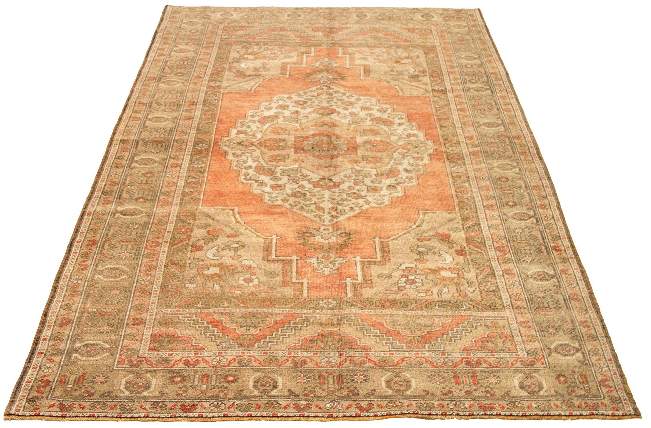 Entdecken Sie die Eleganz von Turkey Anatoly mit dem kleinen Teppich CIRCA 1940. Dieses exklusive Design aus Wolle und Braun-Elfenbein-Rosa ist perfekt, um Ihren Raum zu verschönern.