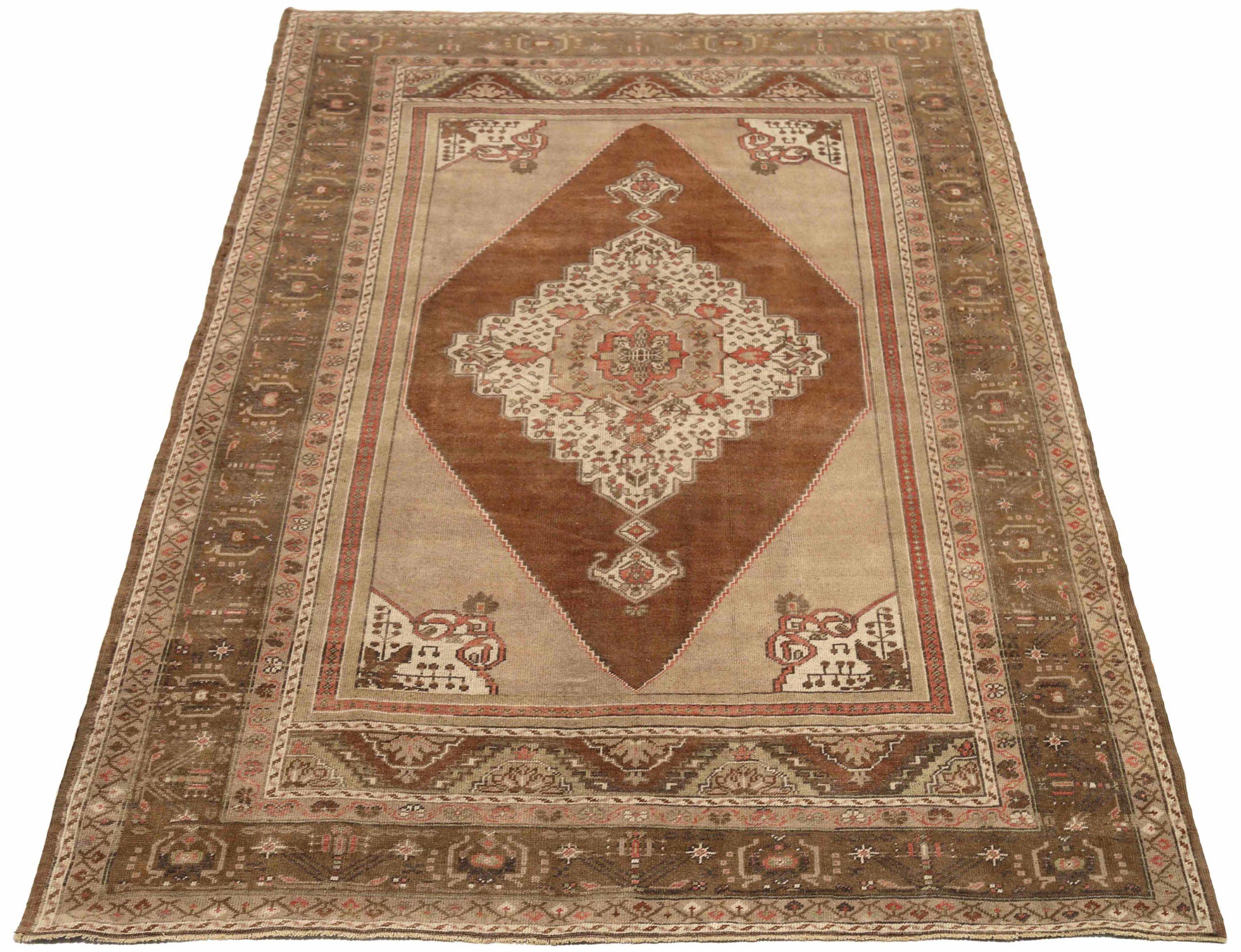 Entdecken Sie die Eleganz von Turkey Anatoly mit dem kleinen Teppich CIRCA 1940. Dieses exklusive Design aus Wolle und Braun-Elfenbein-Rosa ist perfekt, um Ihren Raum zu verschönern.