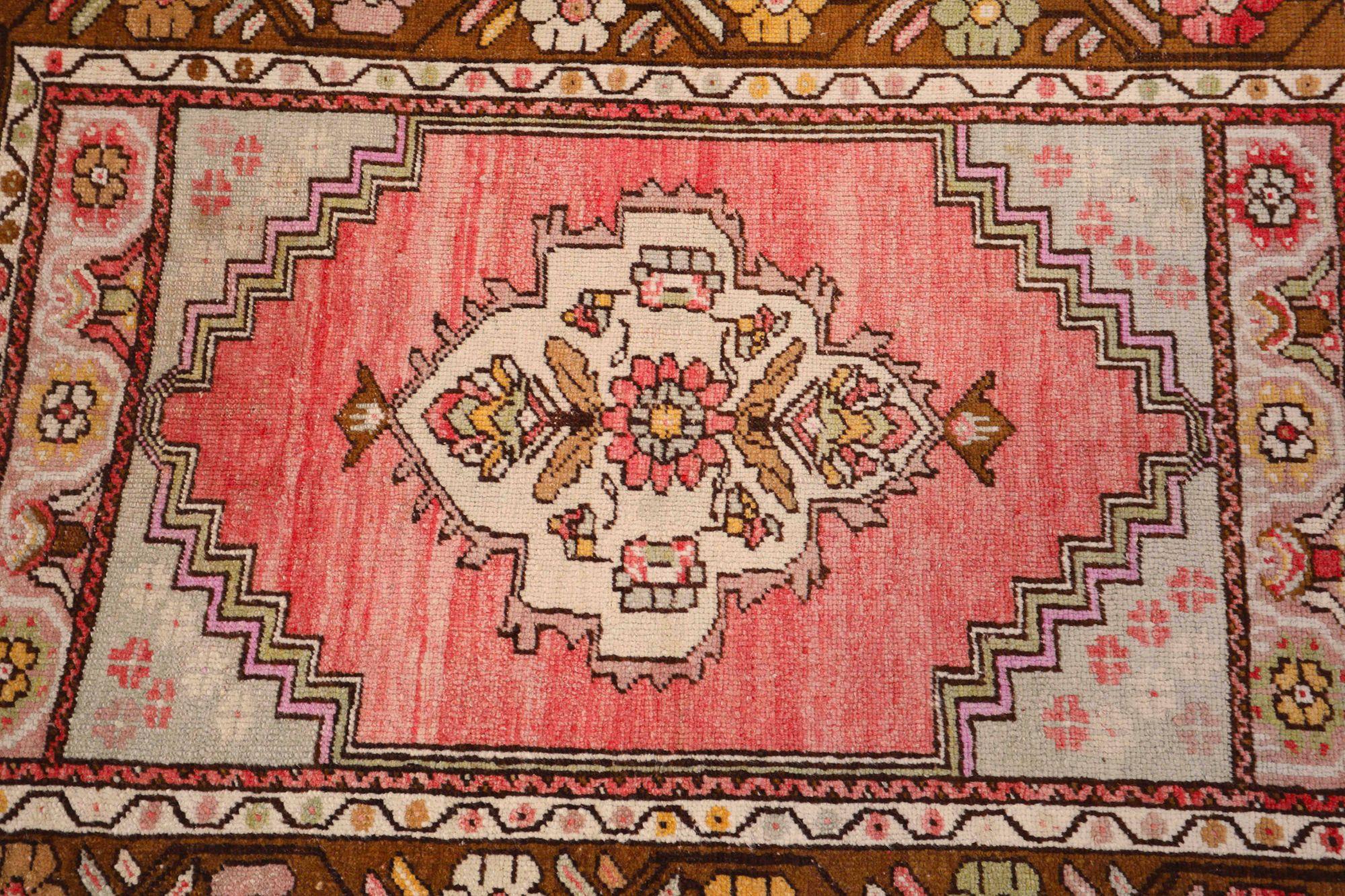 Entdecken Sie die Eleganz von Turkey Anatoly mit dem kleinen Teppich CIRCA 1940. Dieses exklusive Design aus Wolle und Braun-Elfenbein-Rosa ist perfekt, um Ihren Raum zu verschönern.