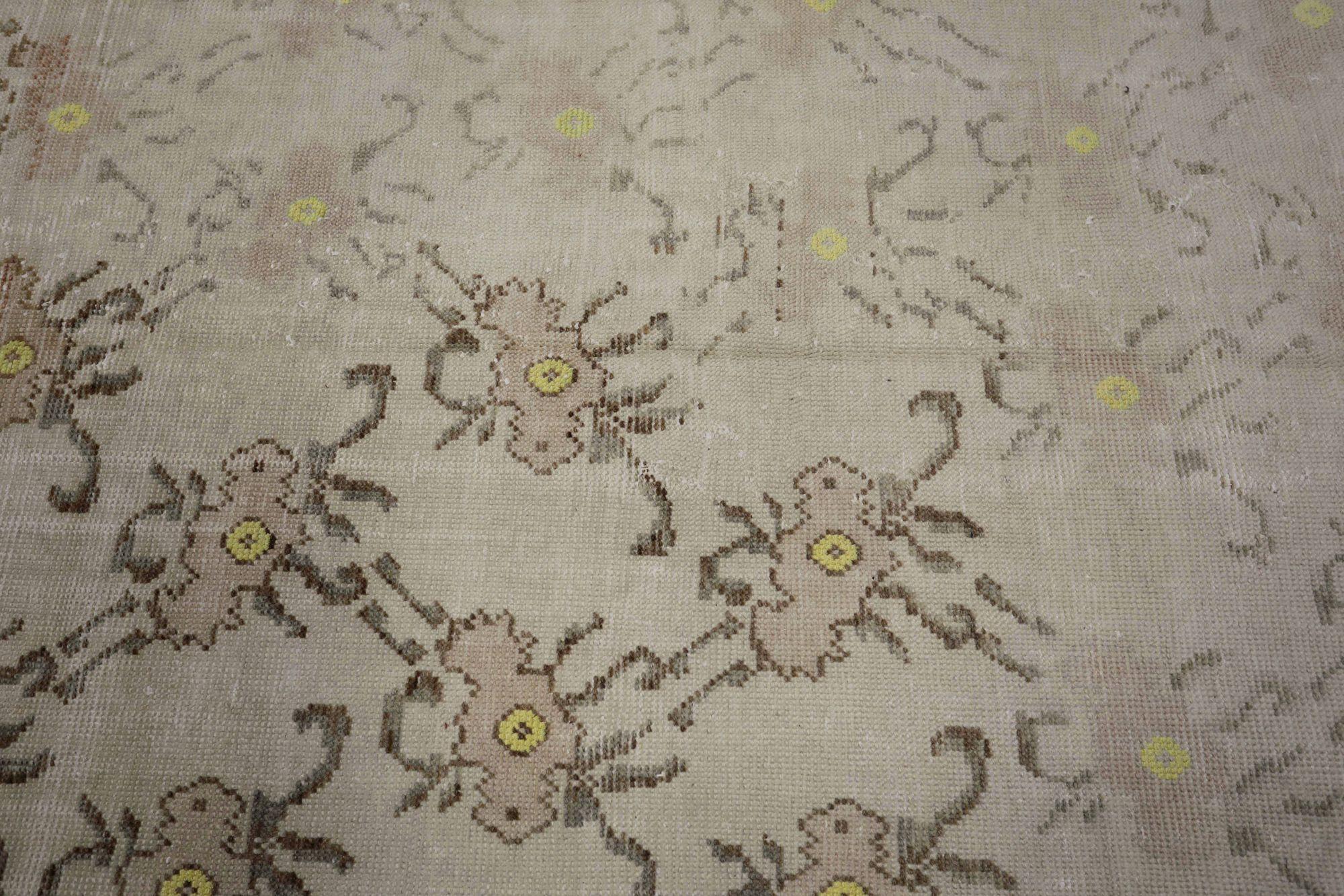 Scopri l'eleganza del tappeto Turkey Anatoly Small Rug di CIRCA 1880. Progettato con lana e marrone-avorio-rosa-giallo, questo design esclusivo è perfetto per valorizzare il tuo spazio.