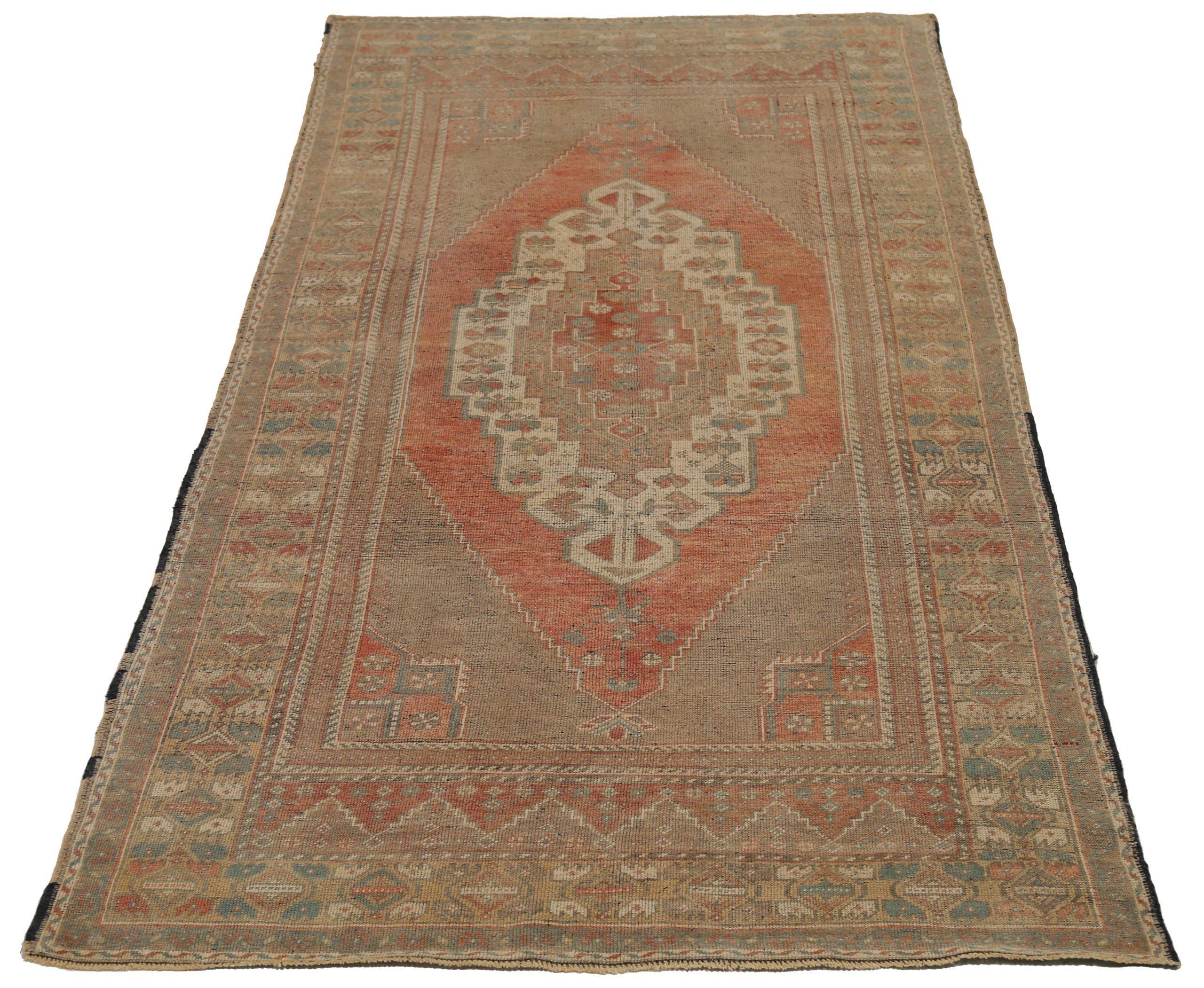 Entdecken Sie die Eleganz von Turkey Anatoly mit dem kleinen Teppich CIRCA 1940. Dieses exklusive Design aus Wolle und Braun-Elfenbein-Rot ist perfekt, um Ihren Raum zu verschönern.