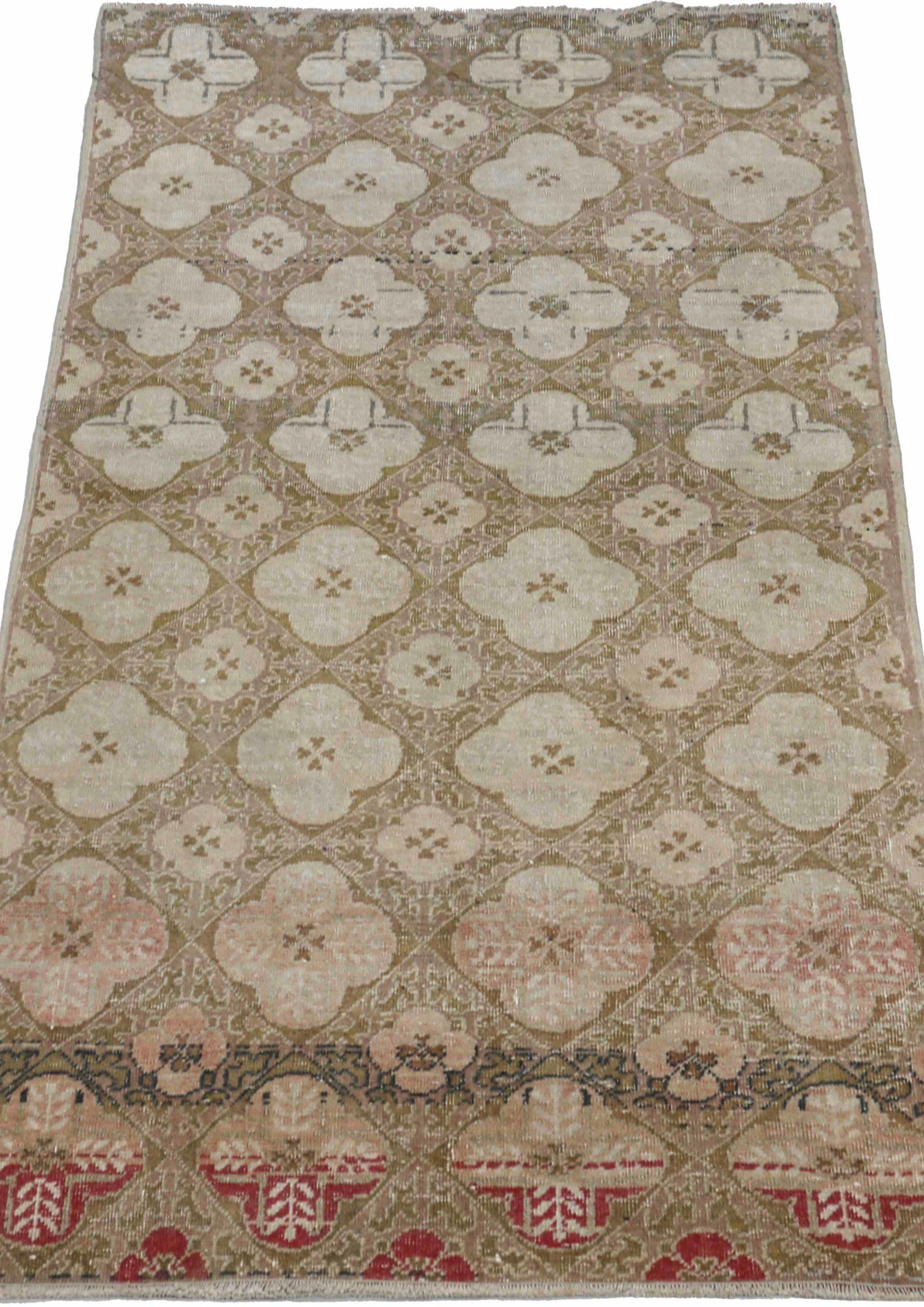 Entdecken Sie die Eleganz von Turkey Anatoly mit dem kleinen Teppich CIRCA 1940. Dieses exklusive Design aus Wolle und Braun-Elfenbein-Rot ist perfekt, um Ihren Raum zu verschönern.