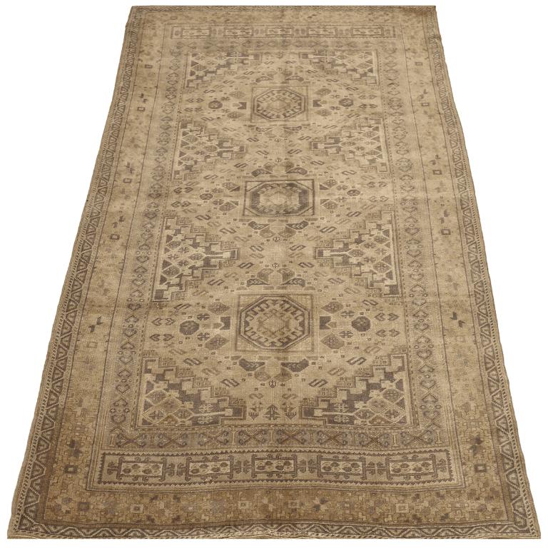 Entdecken Sie die Eleganz von Turkey Anatoly mit dem kleinen Teppich CIRCA 1940. Dieses exklusive Design aus Wolle und Braun-Elfenbein-Taupe ist perfekt, um Ihren Raum zu verschönern.