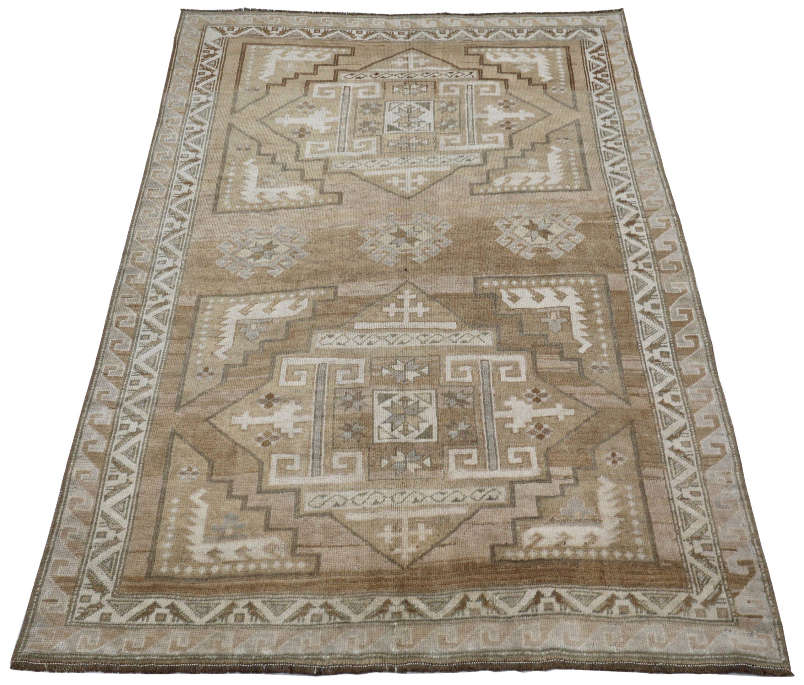 Entdecken Sie die Eleganz von Turkey Anatoly mit dem kleinen Teppich CIRCA 1940. Dieses exklusive Design aus Wolle und Braun-Elfenbein-Taupe ist perfekt, um Ihren Raum zu verschönern.