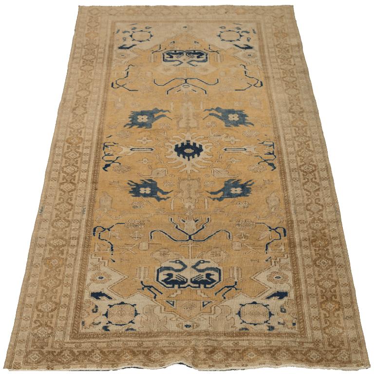 Scopri l'eleganza del tappeto Turkey Anatoly Small Rug di CIRCA 1940. Progettato con lana e giallo marrone-avorio, questo design esclusivo è perfetto per valorizzare il tuo spazio.