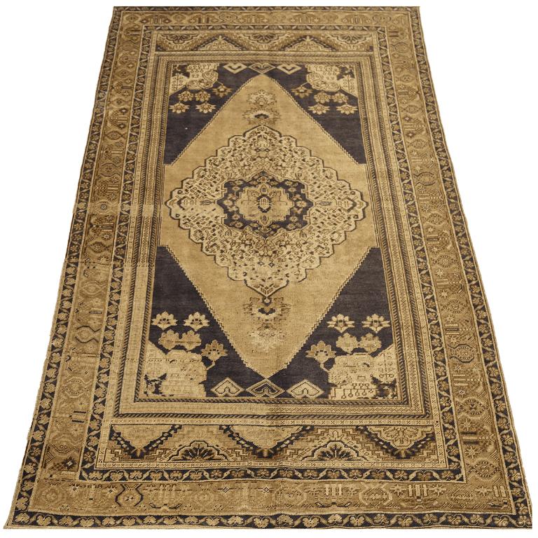 Entdecken Sie die Eleganz von Turkey Anatoly mit dem kleinen Teppich CIRCA 1940. Dieses exklusive Design aus Wolle und Braun-Elfenbein-Gelb ist perfekt, um Ihren Raum zu verschönern.