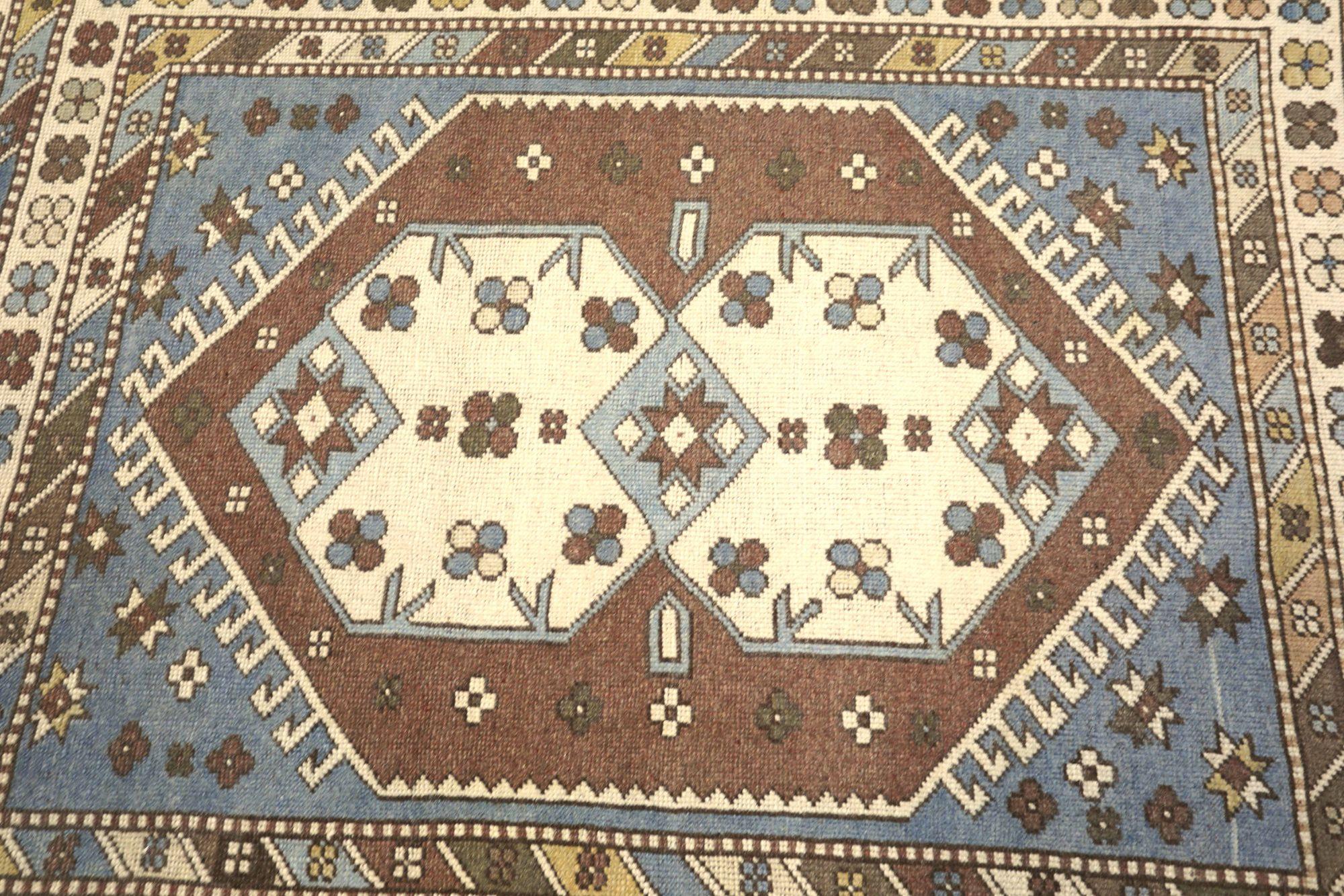 Entdecken Sie die Eleganz von Turkey Anatoly mit dem kleinen Teppich CIRCA 1940. Dieses exklusive Design aus Wolle und Braun-Elfenbein-Gelb ist perfekt, um Ihren Raum zu verschönern.