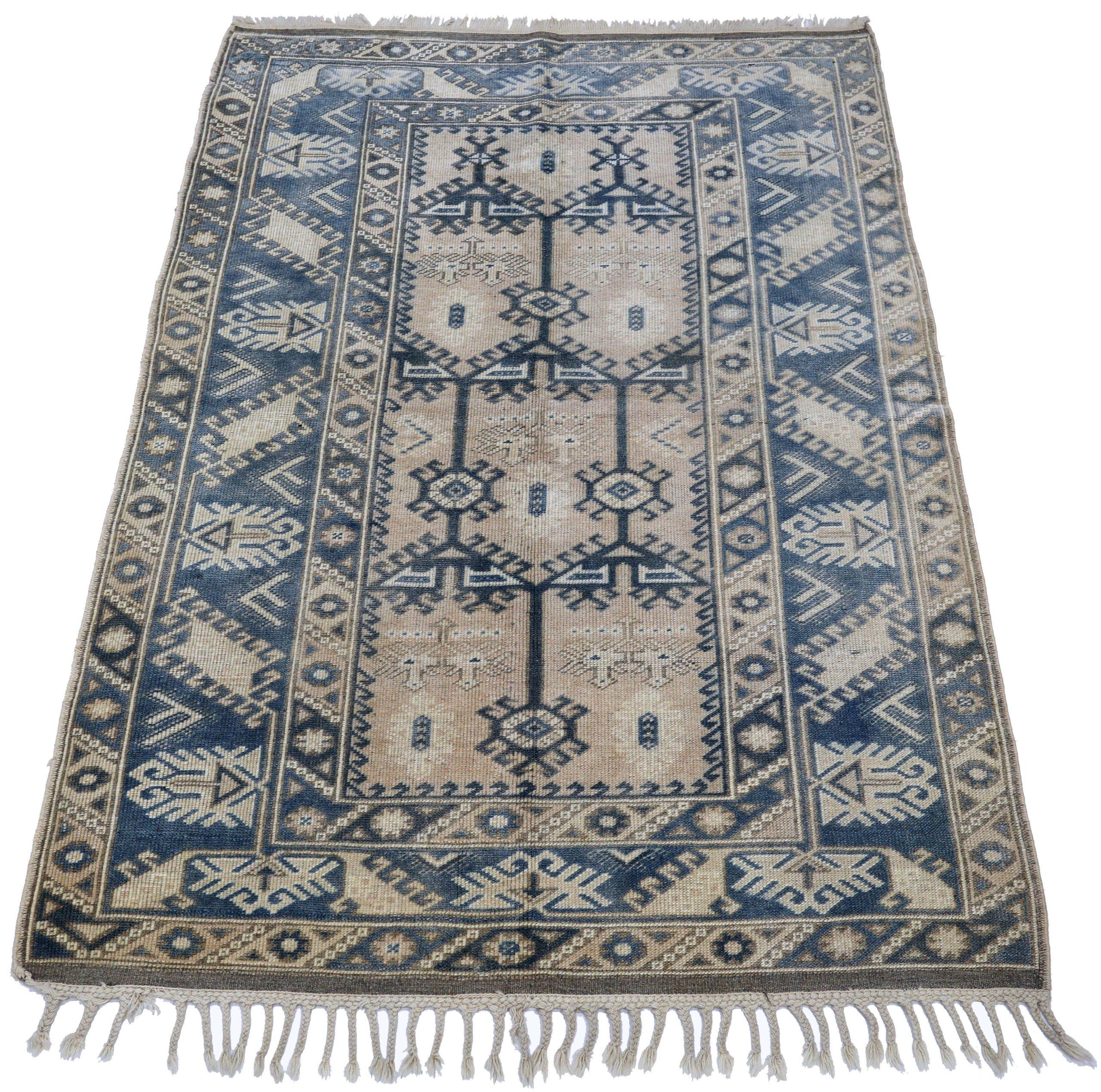Découvrez l'élégance du petit tapis de Turquie Anatoly de Circa 1940. Conçu avec de la laine et du marron/bleu marine, ce modèle exclusif est parfait pour mettre en valeur votre espace.