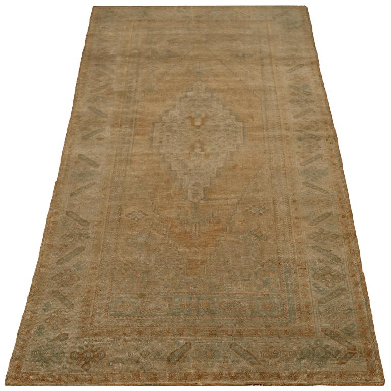 Scopri l'eleganza del tappeto Turkey Anatoly Small Rug di CIRCA 1940. Progettato con lana e marrone-arancio, questo design esclusivo è perfetto per valorizzare il tuo spazio.