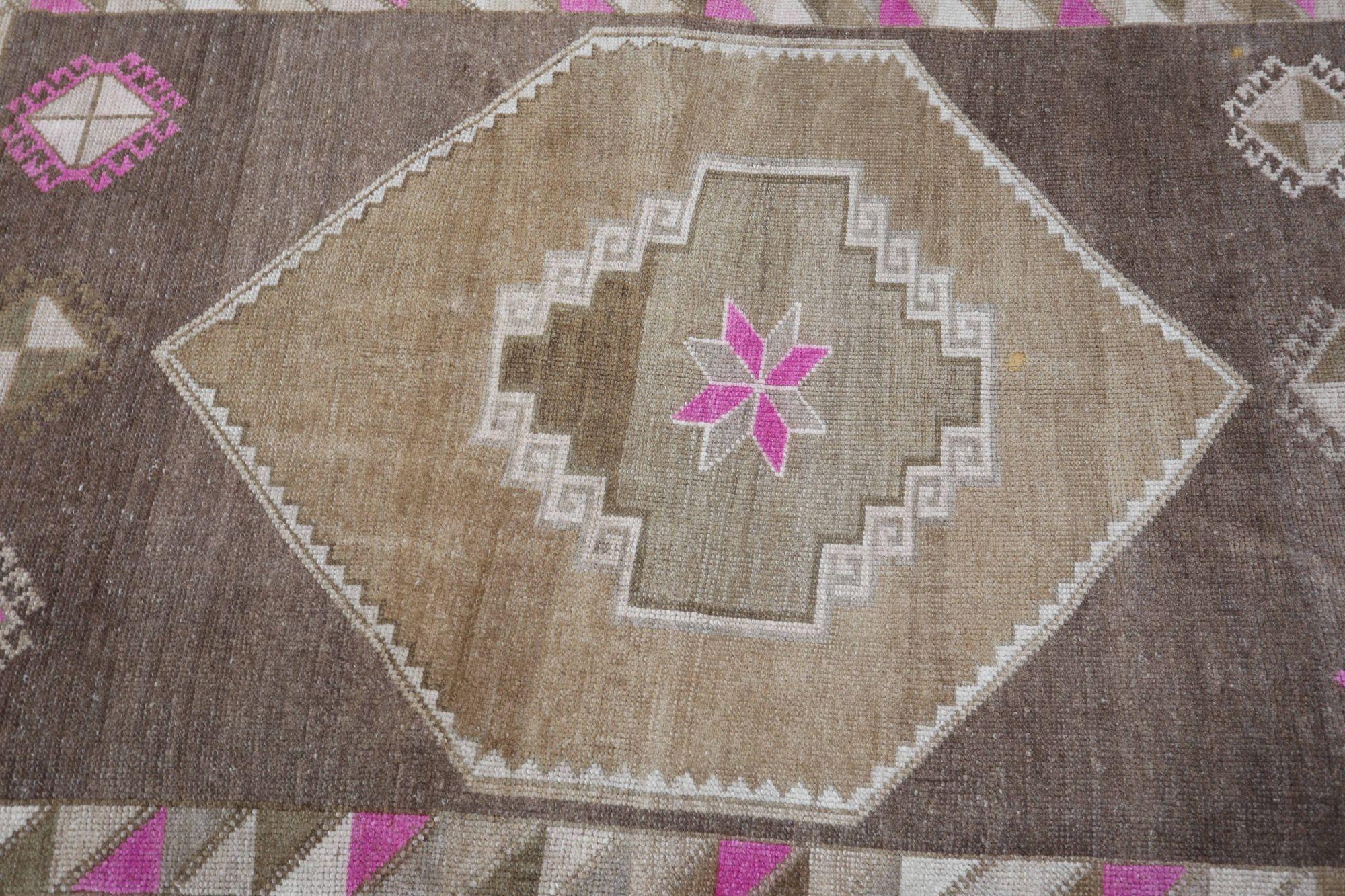 Scopri l'eleganza del tappeto Turkey Anatoly Small Rug di CIRCA 1940. Progettato con lana e BrownPink, questo design esclusivo è perfetto per valorizzare il tuo spazio.