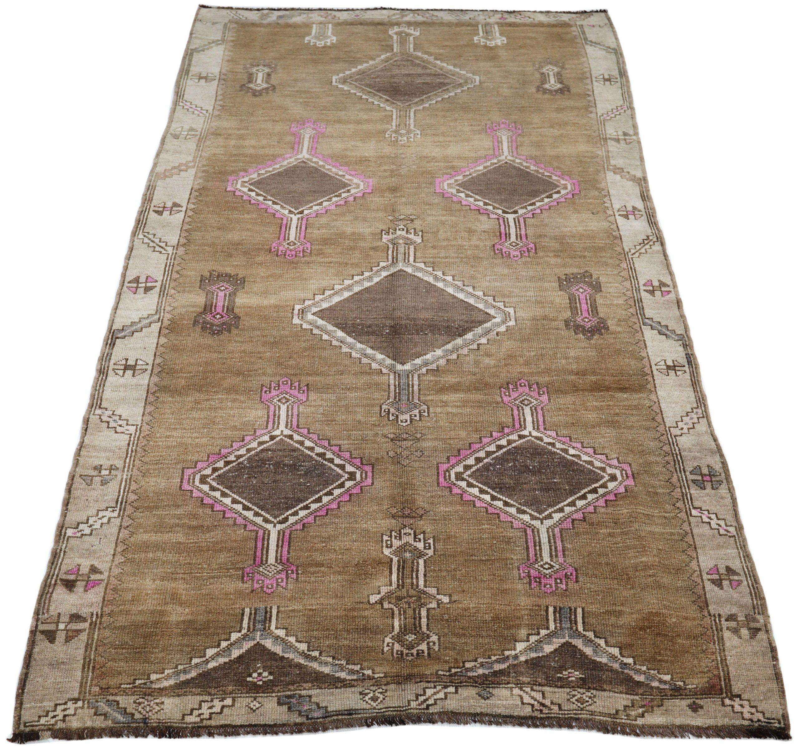 Scopri l'eleganza del tappeto Turkey Anatoly Small Rug di CIRCA 1940. Progettato con lana e BrownPink, questo design esclusivo è perfetto per valorizzare il tuo spazio.