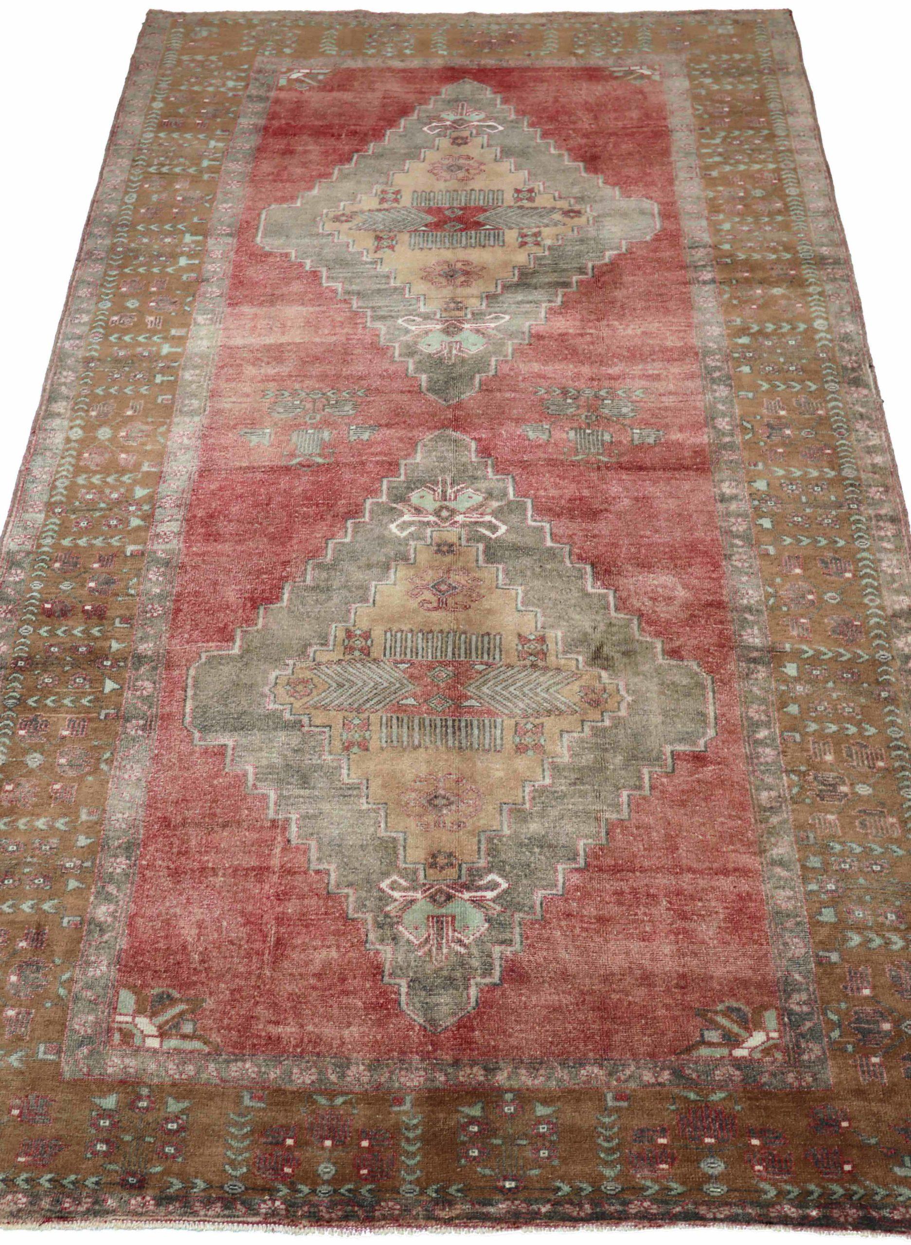 Entdecken Sie die Eleganz von Turkey Anatoly mit dem kleinen Teppich CIRCA 1940. Dieses exklusive Design aus Wolle und Braunrot ist perfekt, um Ihren Raum zu verschönern.