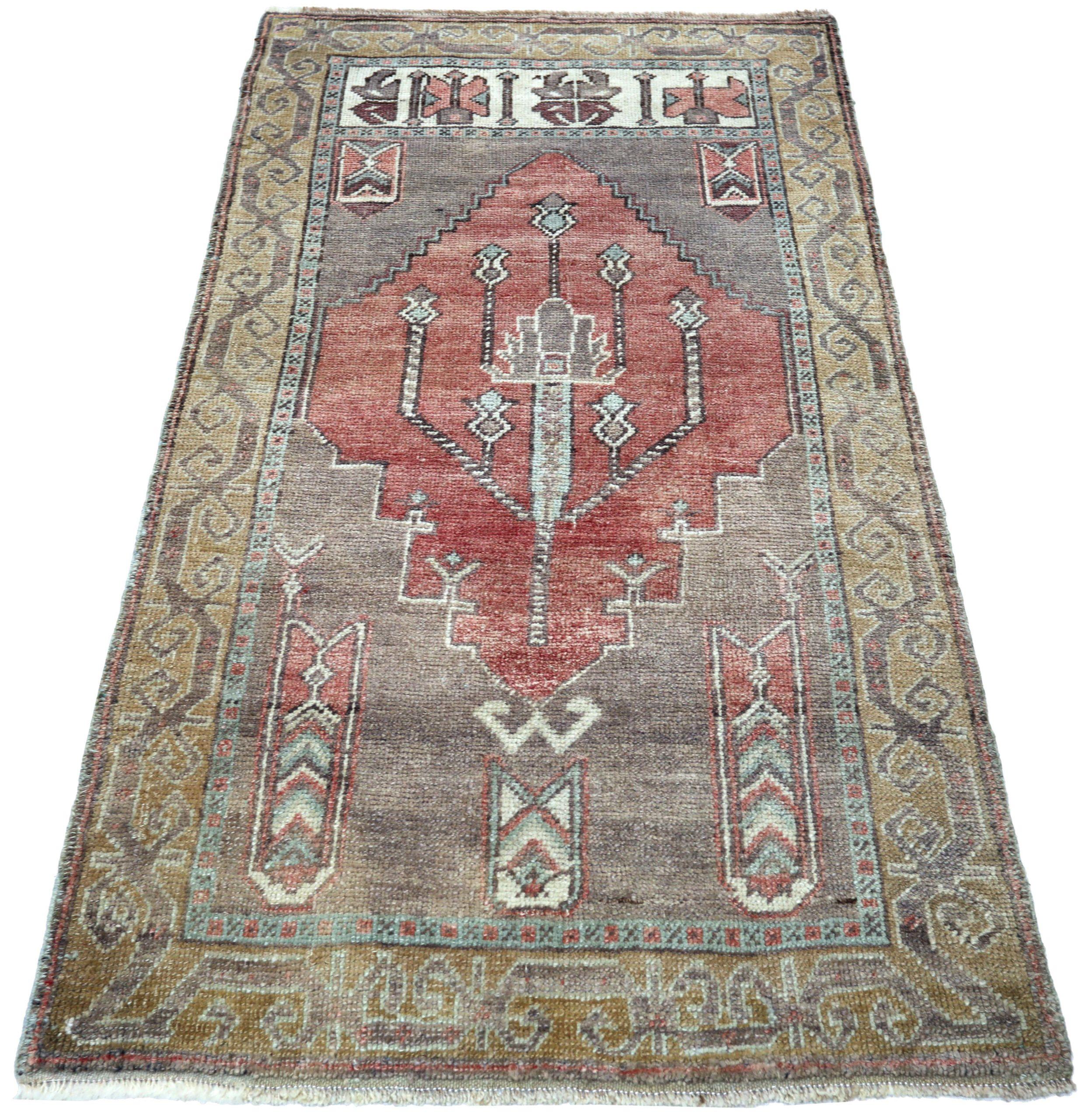 Entdecken Sie die Eleganz von Turkey Anatoly mit dem kleinen Teppich CIRCA 1940. Dieses exklusive Design aus Wolle und BraunRotGelb ist perfekt, um Ihren Raum zu verschönern.