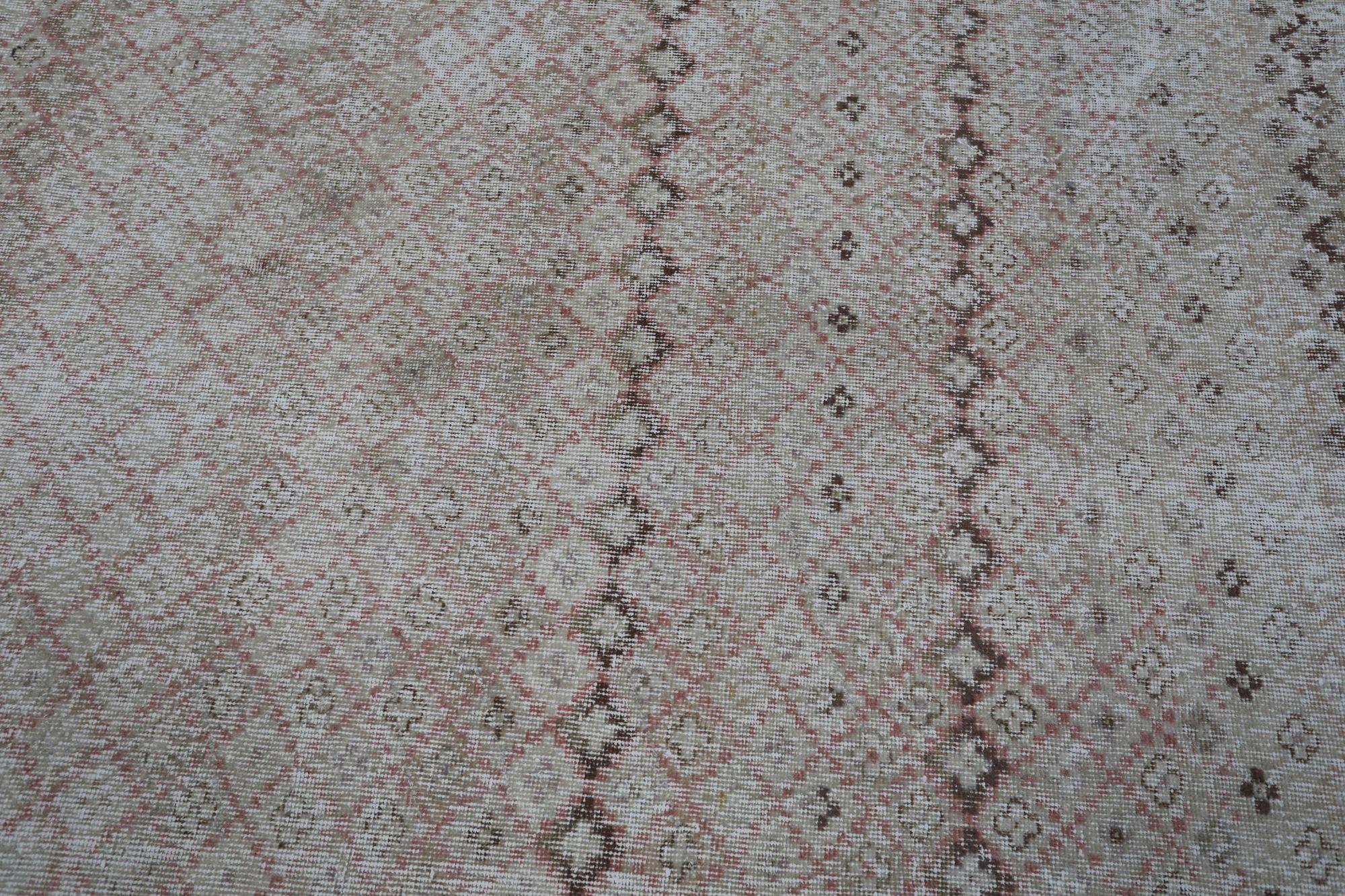 Entdecken Sie die Eleganz von Turkey Anatoly mit dem kleinen Teppich CIRCA 1940. Dieses exklusive Design aus Wolle und BrownTaupe ist perfekt, um Ihren Raum zu verschönern.