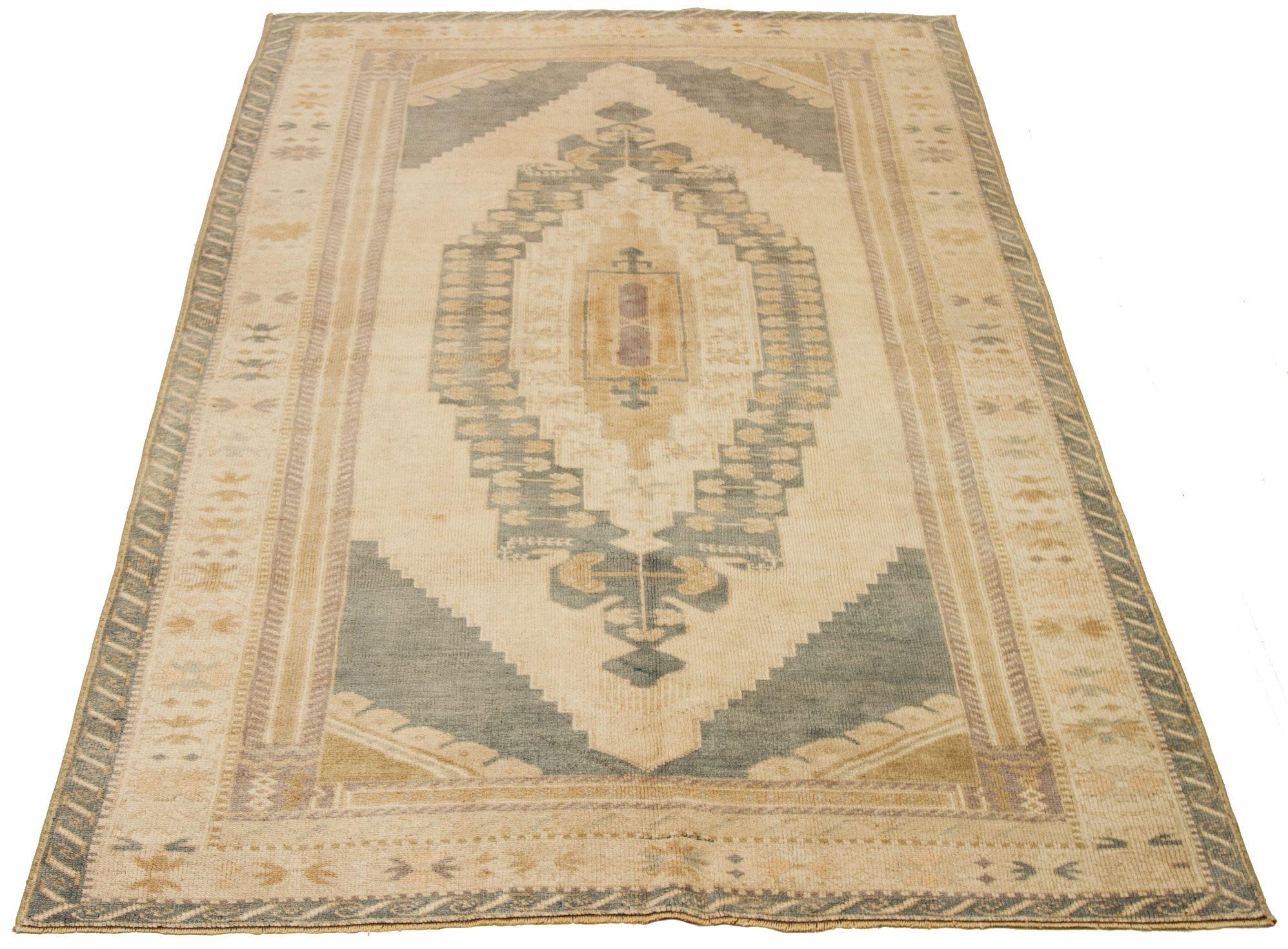 Entdecken Sie die Eleganz von Turkey Anatoly mit dem kleinen Teppich CIRCA 1940. Dieses exklusive Design aus Wolle und Grau-Elfenbein ist perfekt, um Ihren Raum zu verschönern.