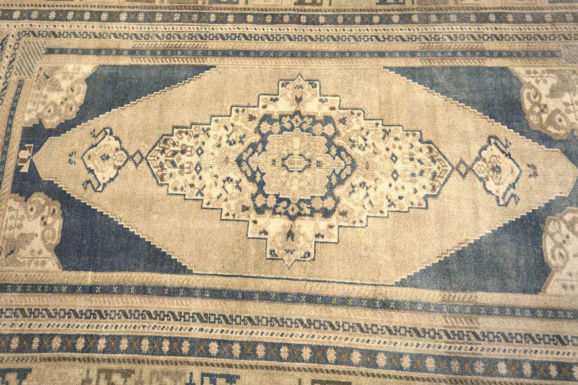 Entdecken Sie die Eleganz von Turkey Anatoly mit dem kleinen Teppich CIRCA 1940. Dieses exklusive Design aus Wolle und Grau-Elfenbein ist perfekt, um Ihren Raum zu verschönern.