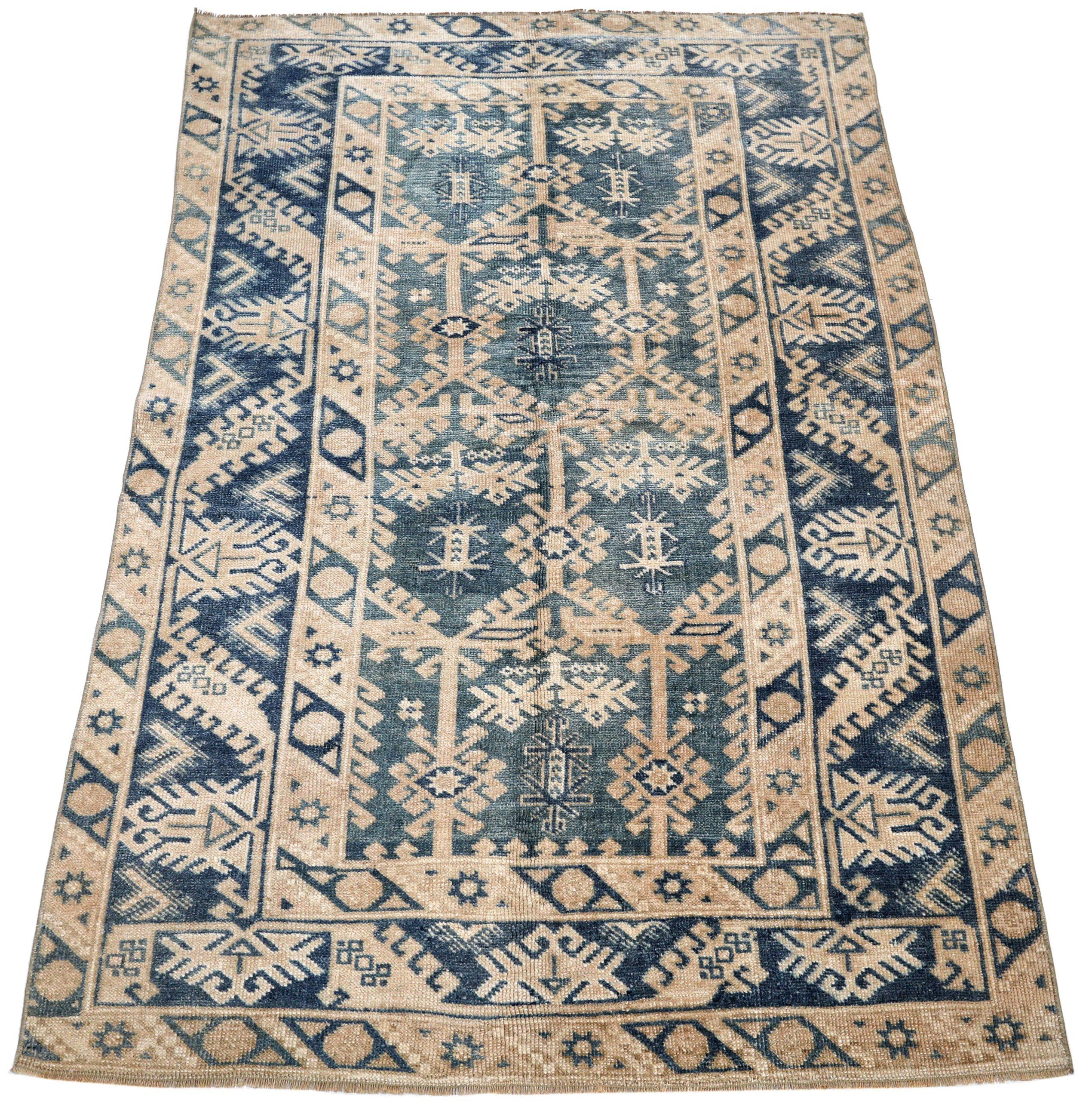 Scopri l'eleganza del tappeto Turkey Anatoly Small Rug di CIRCA 1940. Progettato con lana e grigio-avorio-blu navy, questo design esclusivo è perfetto per valorizzare il tuo spazio.