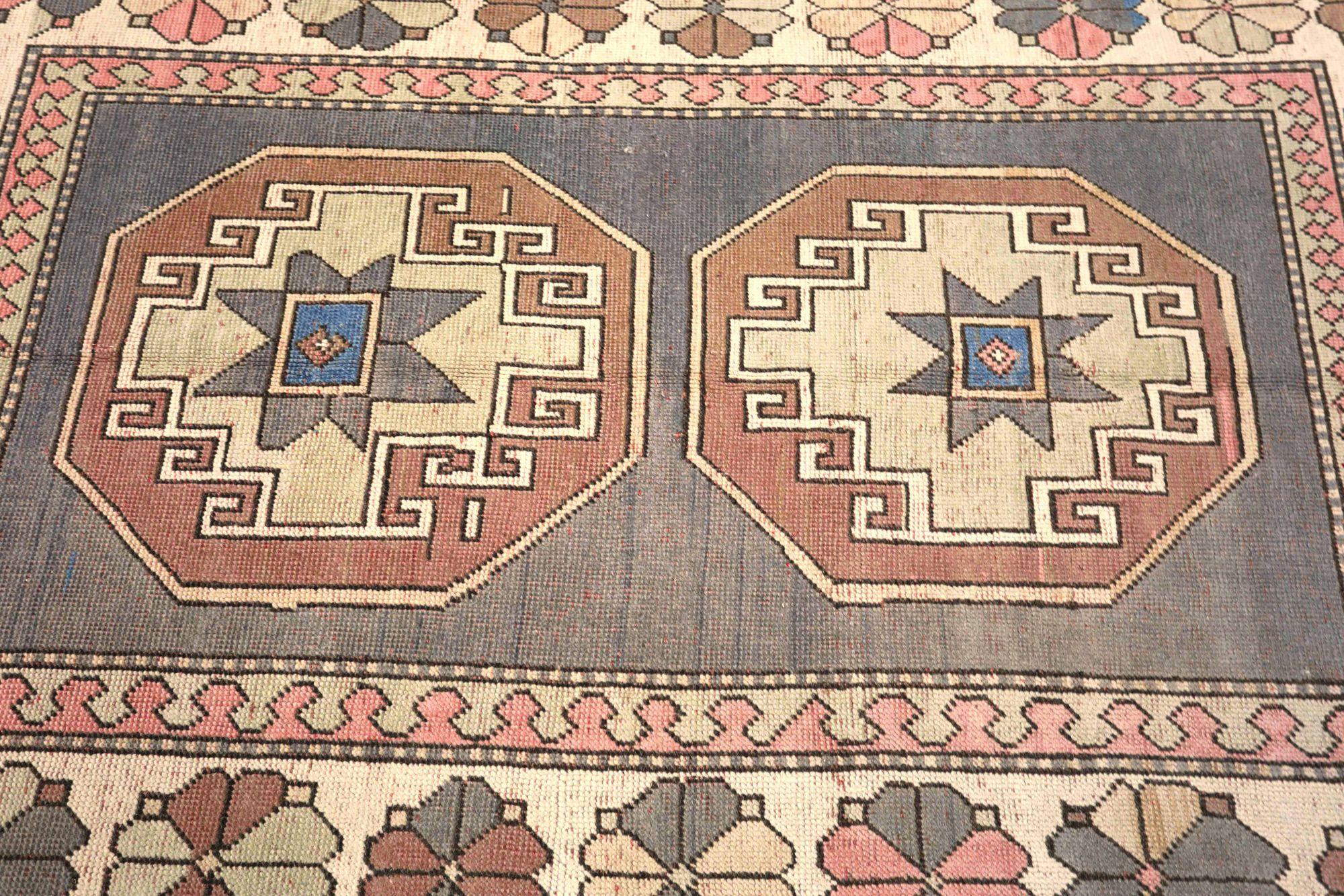 Entdecken Sie die Eleganz von Turkey Anatoly mit dem kleinen Teppich CIRCA 1940. Dieses exklusive Design aus Wolle und GrayIvoryPink ist perfekt, um Ihren Raum zu verschönern.