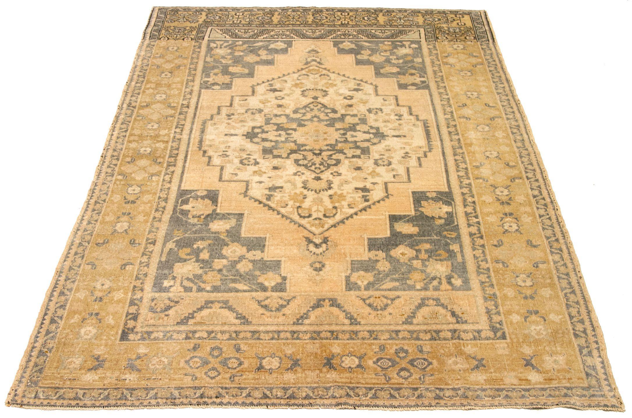Entdecken Sie die Eleganz von Turkey Anatoly mit dem kleinen Teppich CIRCA 1940. Dieses exklusive Design aus Wolle und Grau-Elfenbein-Gelb ist perfekt, um Ihren Raum zu verschönern.