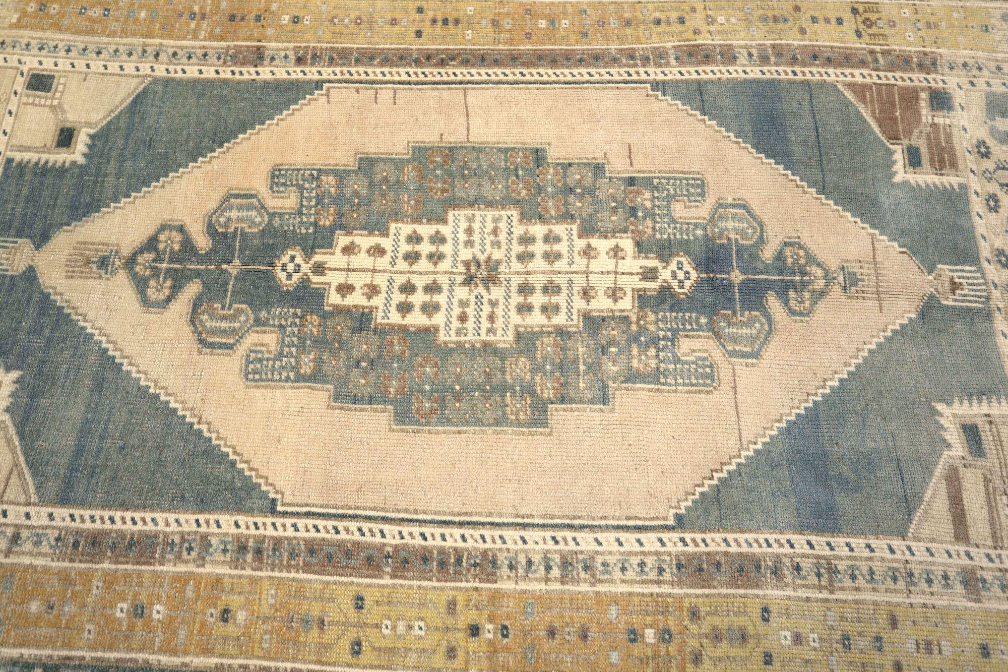 Entdecken Sie die Eleganz von Turkey Anatoly mit dem kleinen Teppich CIRCA 1940. Dieses exklusive Design aus Wolle und Grau-Elfenbein-Gelb ist perfekt, um Ihren Raum zu verschönern.