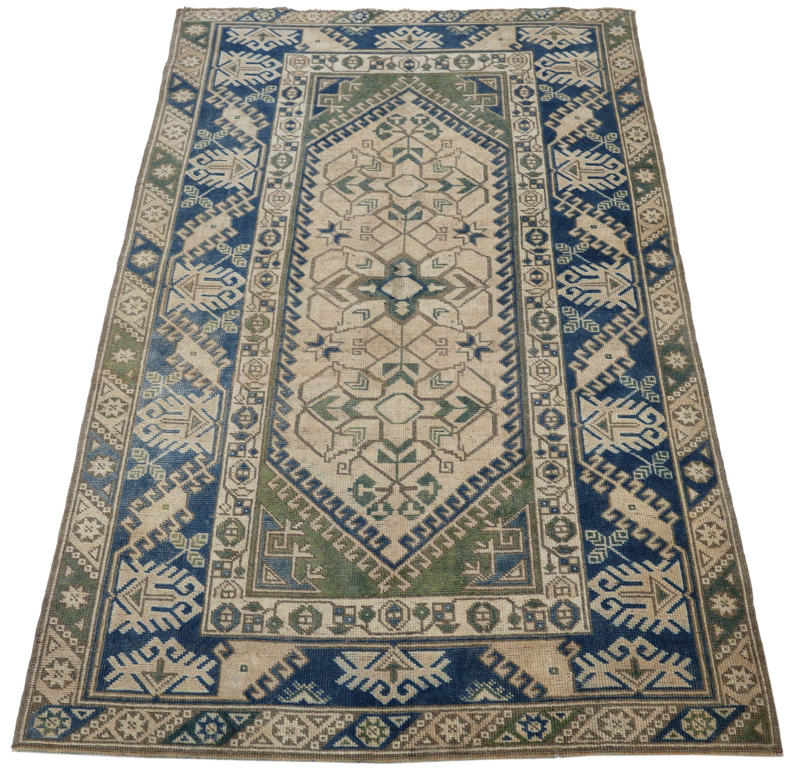 Scopri l'eleganza del tappeto Turkey Anatoly Small Rug di CIRCA 1940. Progettato con lana e verde-avorio-blu navy, questo design esclusivo è perfetto per valorizzare il tuo spazio.
