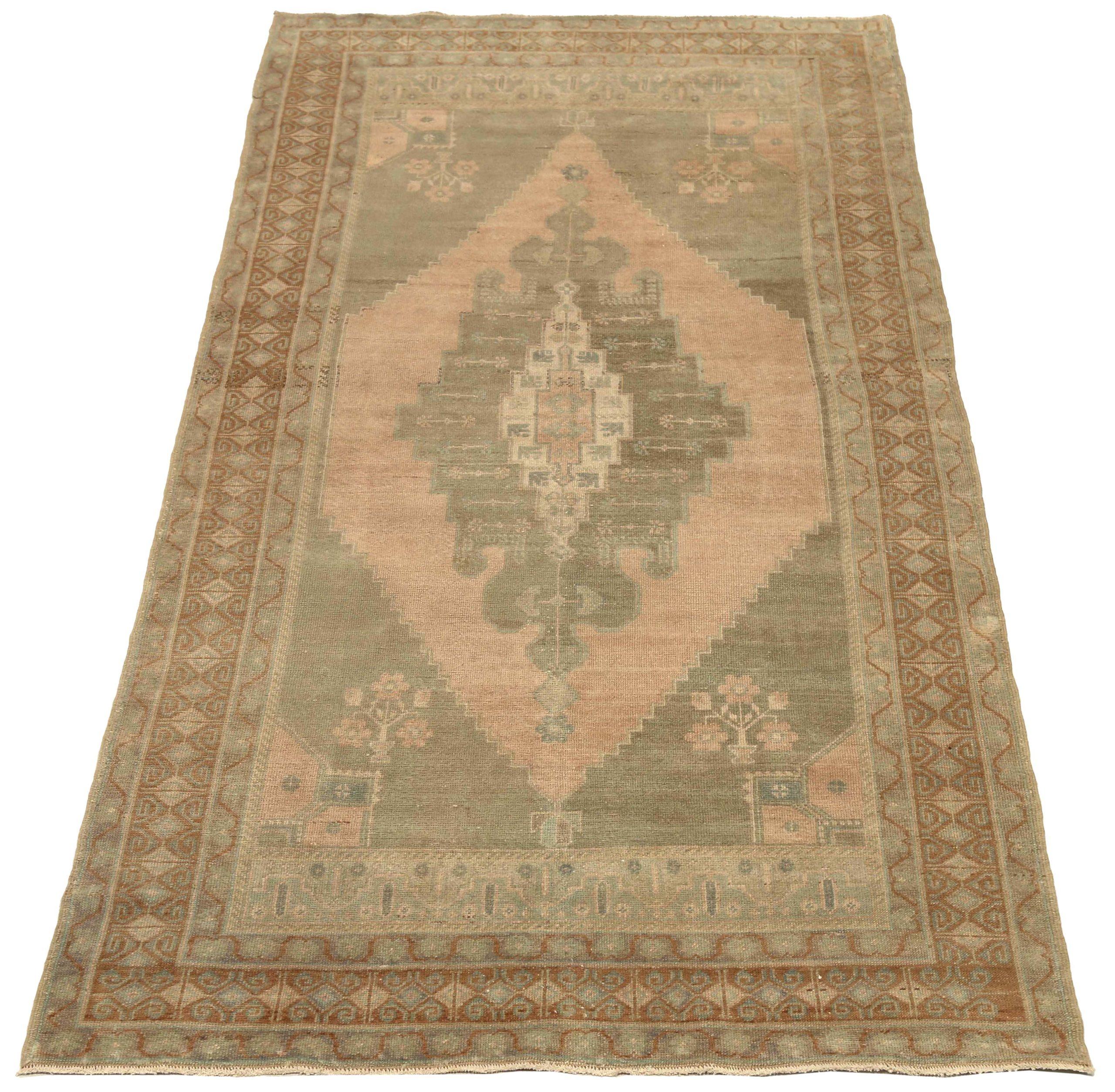 Entdecken Sie die Eleganz von Turkey Anatoly mit dem kleinen Teppich CIRCA 1940. Dieses exklusive Design aus Wolle und GreenIvoryPink ist perfekt, um Ihren Raum zu verschönern.