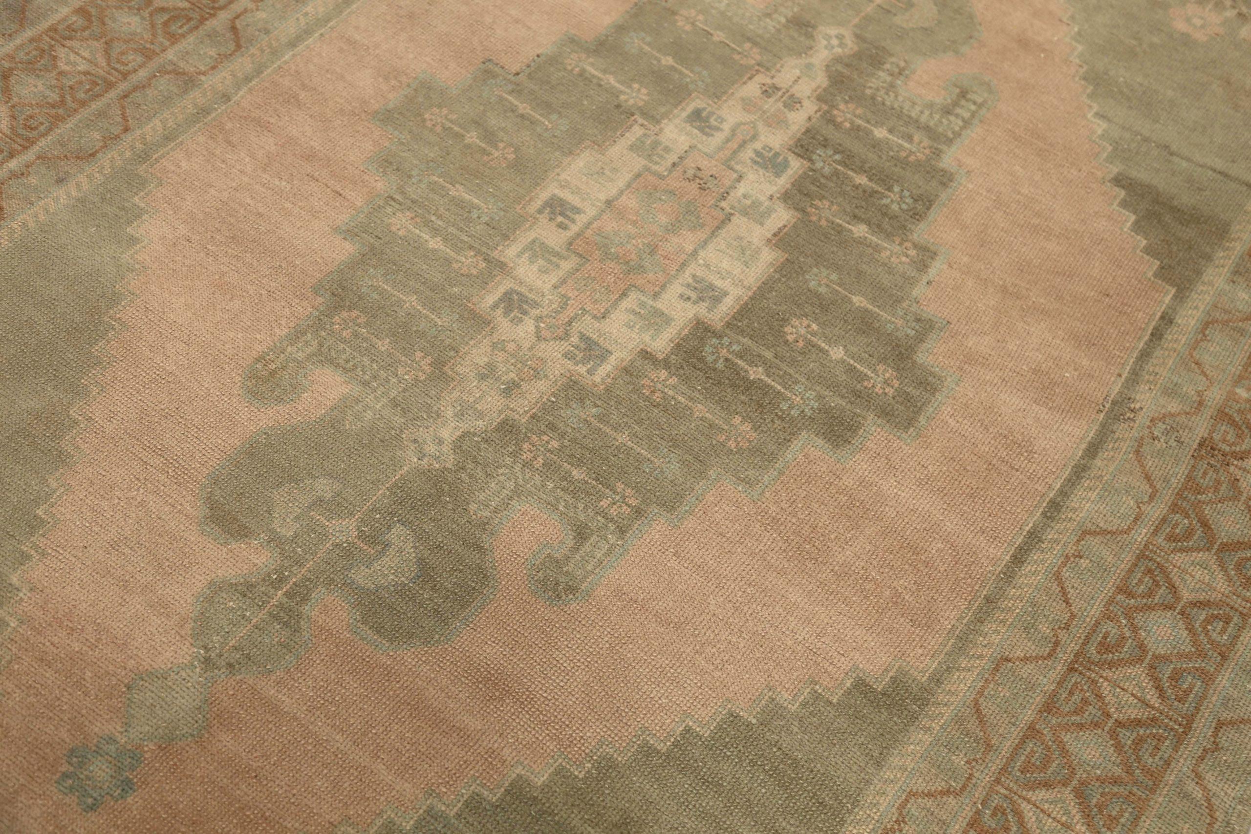 Türkischer Anatoly Kleiner Teppich - Wolle Grün Elfenbein Rosa Design - 92886 im Zustand „Hervorragend“ im Angebot in Dallas, TX
