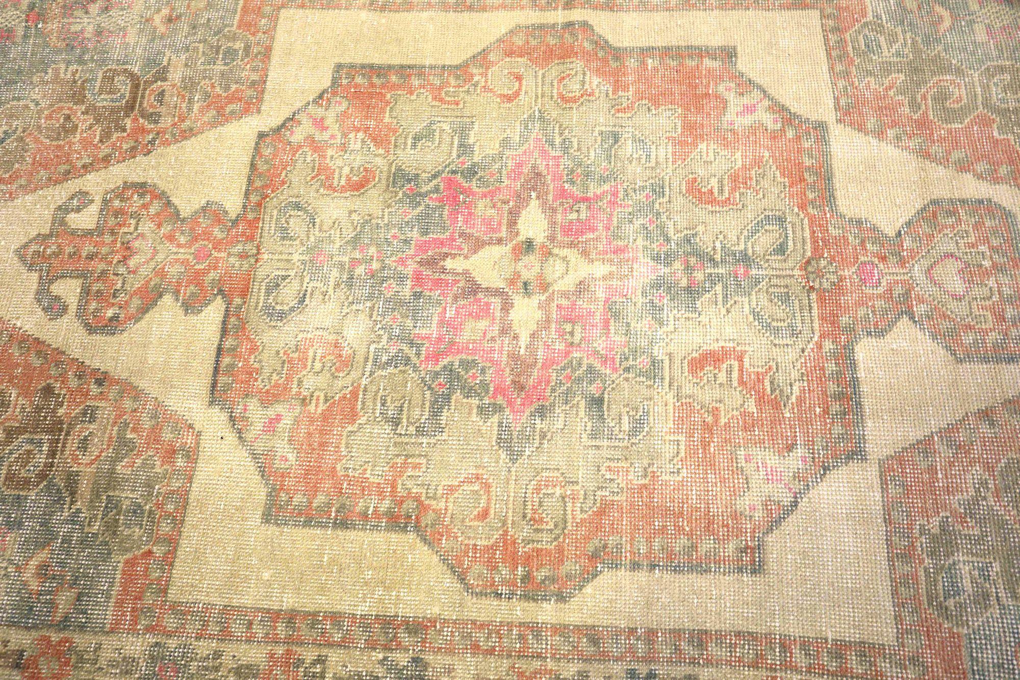 Entdecken Sie die Eleganz von Turkey Anatoly mit dem kleinen Teppich CIRCA 1940. Dieses exklusive Design aus Wolle und GreenIvoryPinkRed ist perfekt, um Ihren Raum zu verschönern.