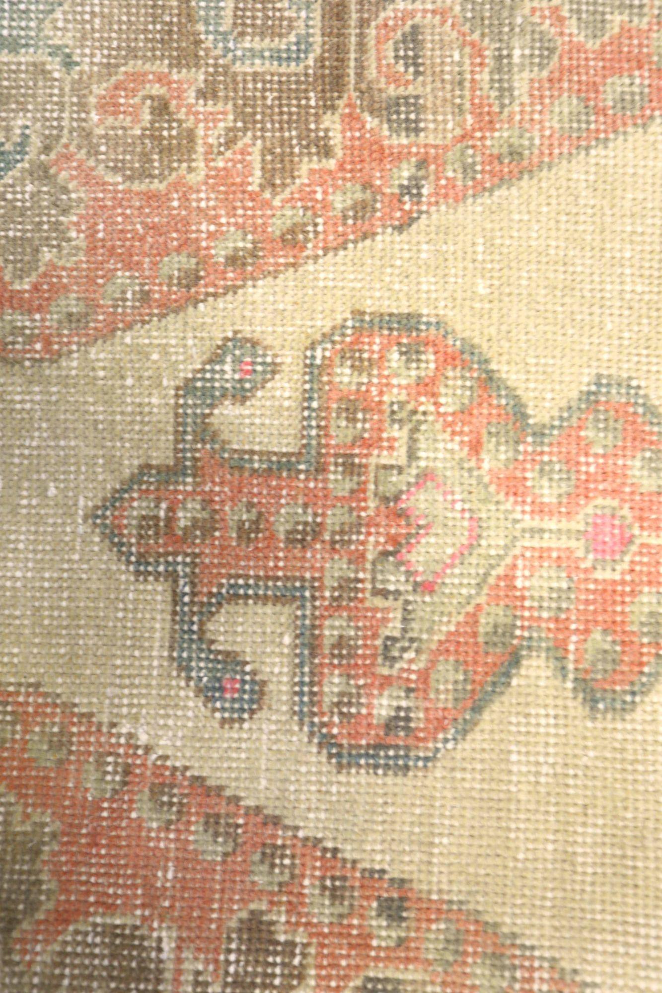 Türkischer Anatoly Kleiner Teppich - Wolle Grün Elfenbein Rosa Rot Design - 93174 im Zustand „Hervorragend“ im Angebot in Dallas, TX