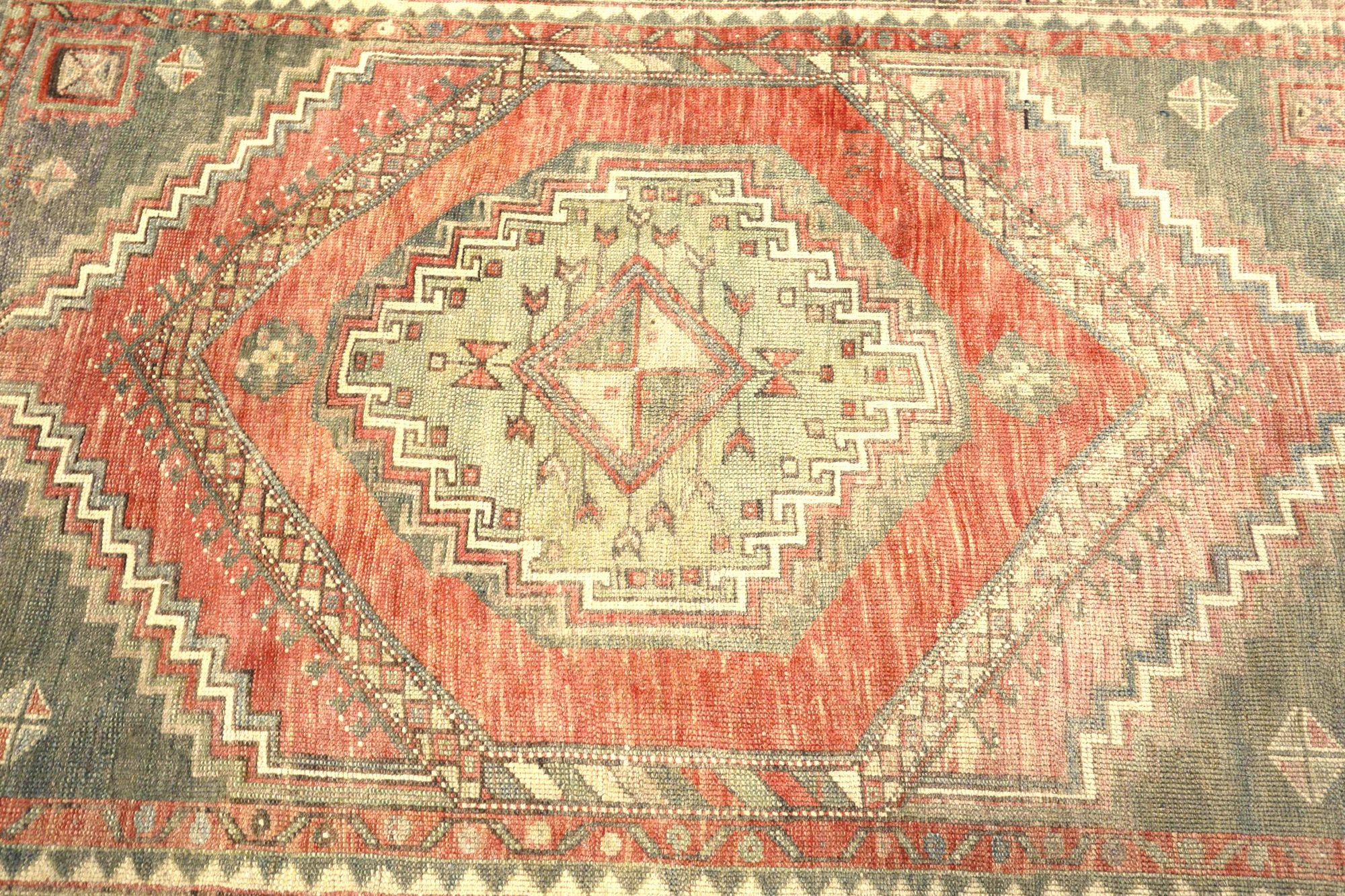 Entdecken Sie die Eleganz von Turkey Anatoly mit dem kleinen Teppich CIRCA 1940. Dieses exklusive Design aus Wolle und GreenIvoryPinkRed ist perfekt, um Ihren Raum zu verschönern.