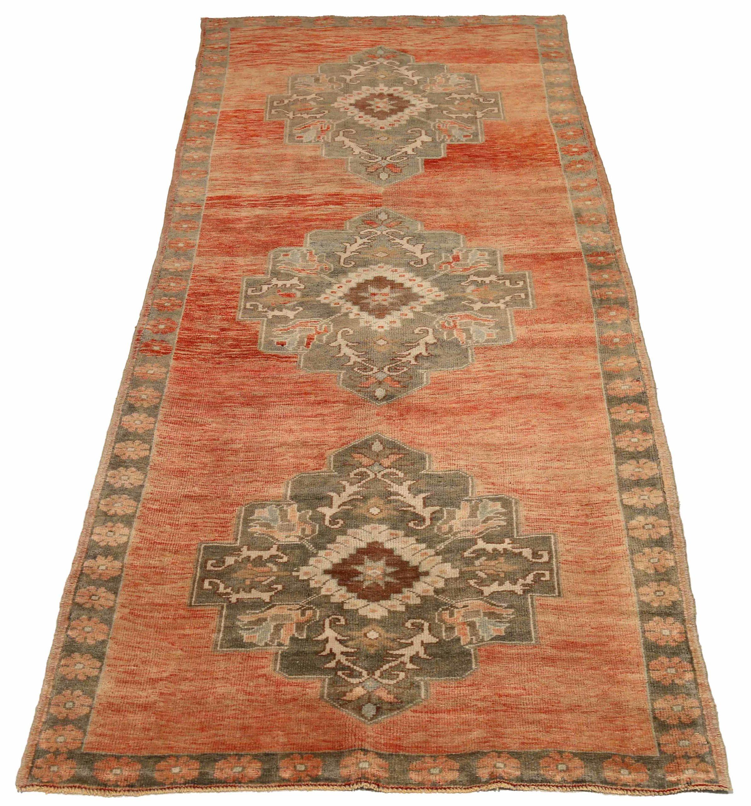 Entdecken Sie die Eleganz von Turkey Anatoly mit dem kleinen Teppich CIRCA 1940. Dieses exklusive Design aus Wolle und GreenIvoryRed ist perfekt, um Ihren Raum zu verschönern.