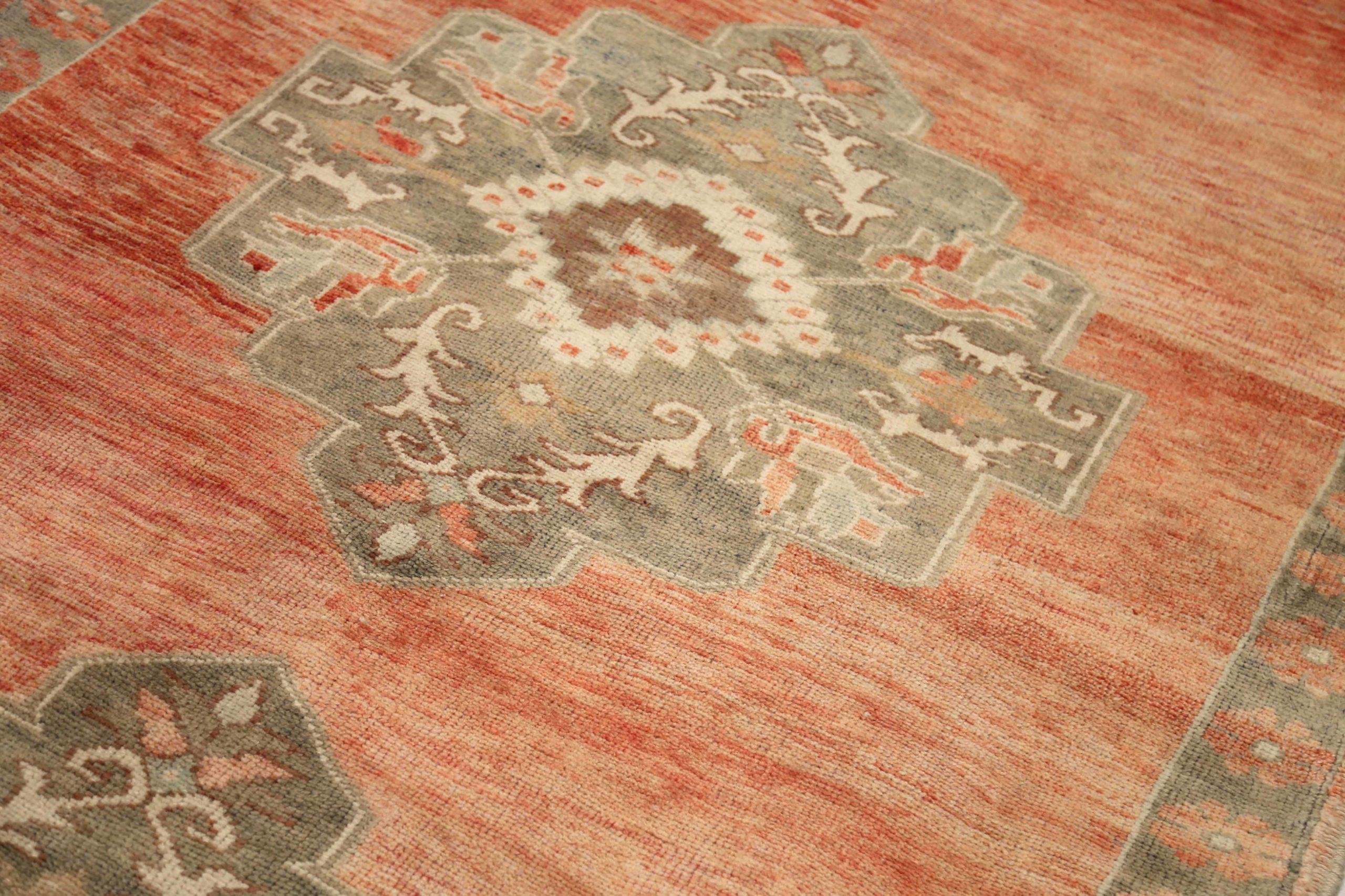 Türkischer Anatoly Kleiner Teppich - Wolle Grün Elfenbein Rot Design - 92910 im Zustand „Hervorragend“ im Angebot in Dallas, TX